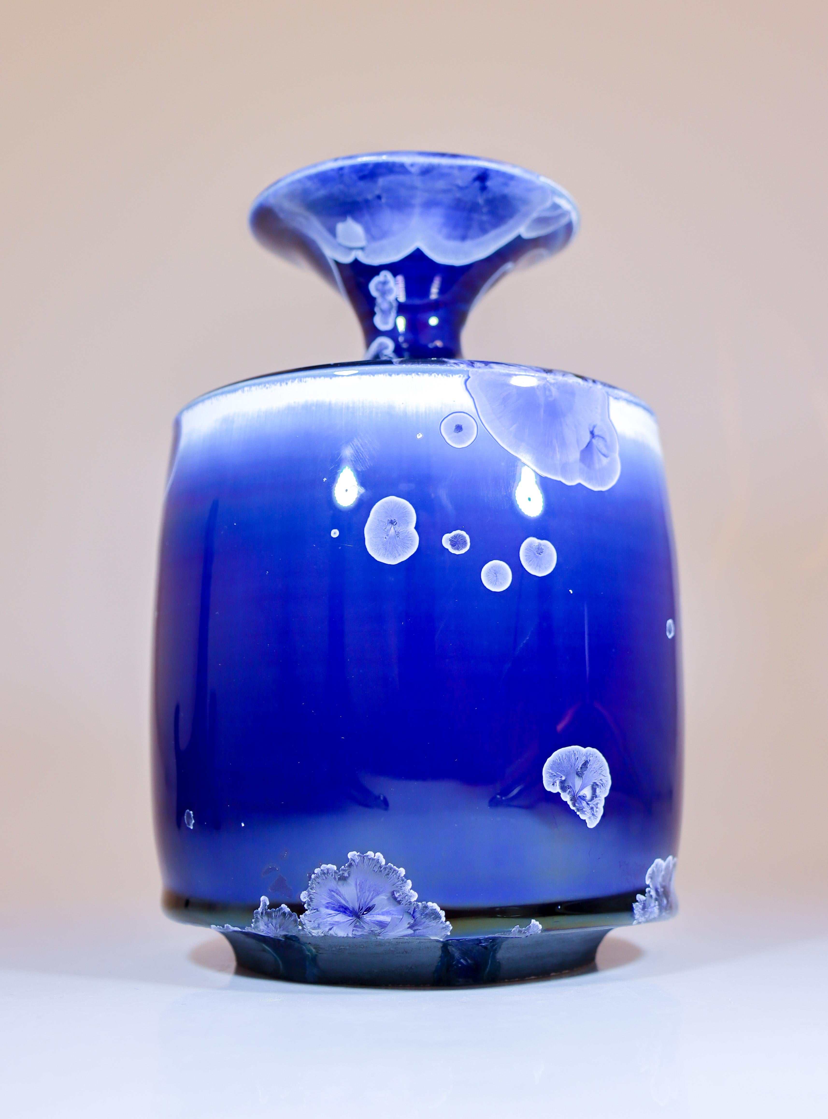 XXIe siècle et contemporain Isak Isaksson Vase en céramique bleue émail cristallin Artiste contemporain en vente
