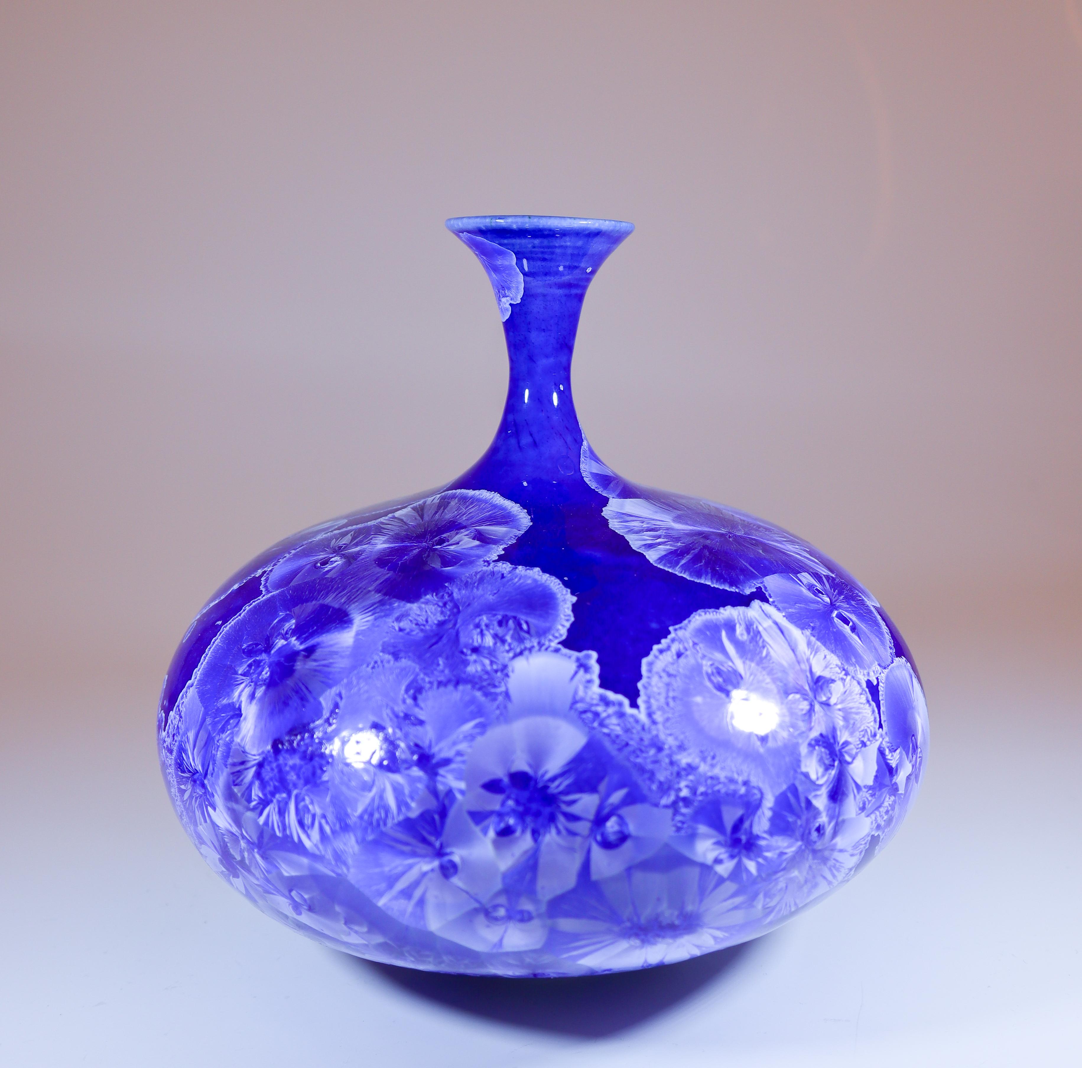Isak Isaksson Blaue Keramikvase mit kristalliner Glasur Zeitgenössischer Künstler (21. Jahrhundert und zeitgenössisch) im Angebot