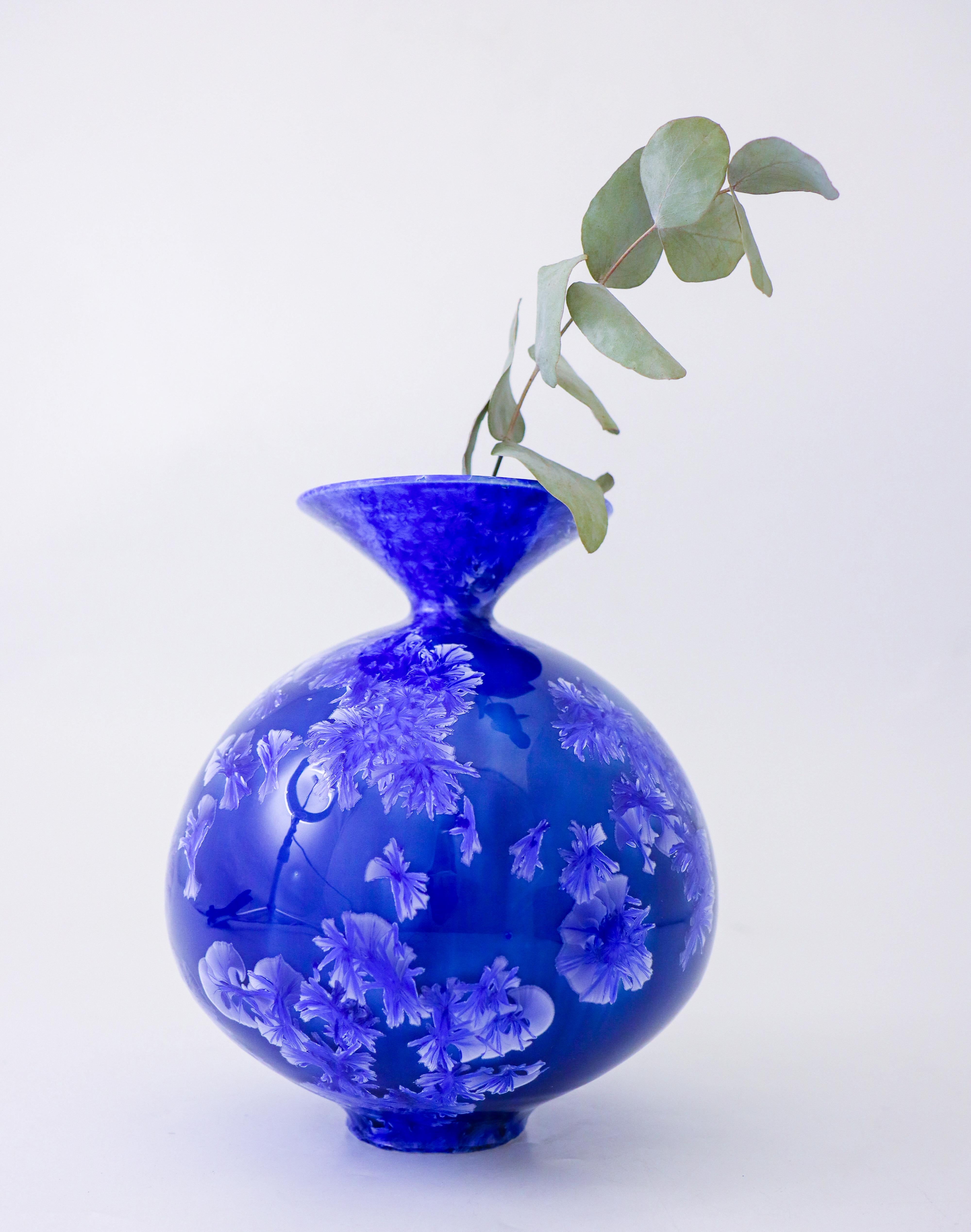 Céramique Isak Isaksson Vase en céramique bleue émail cristallin Artiste contemporain en vente