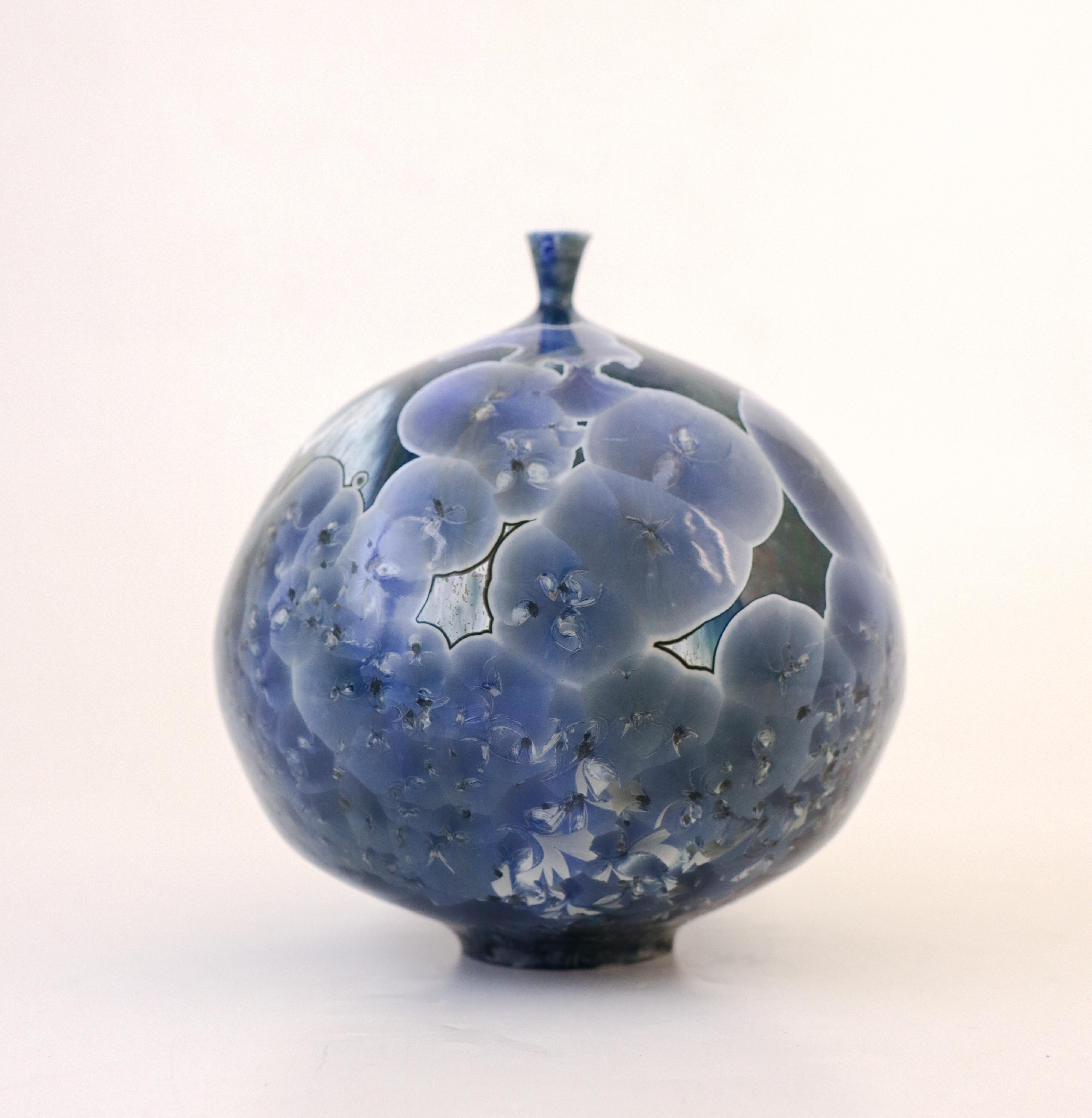 Isak Isaksson Blaue Keramikvase, kristalline Glasur Zeitgenössischer Künstler 1