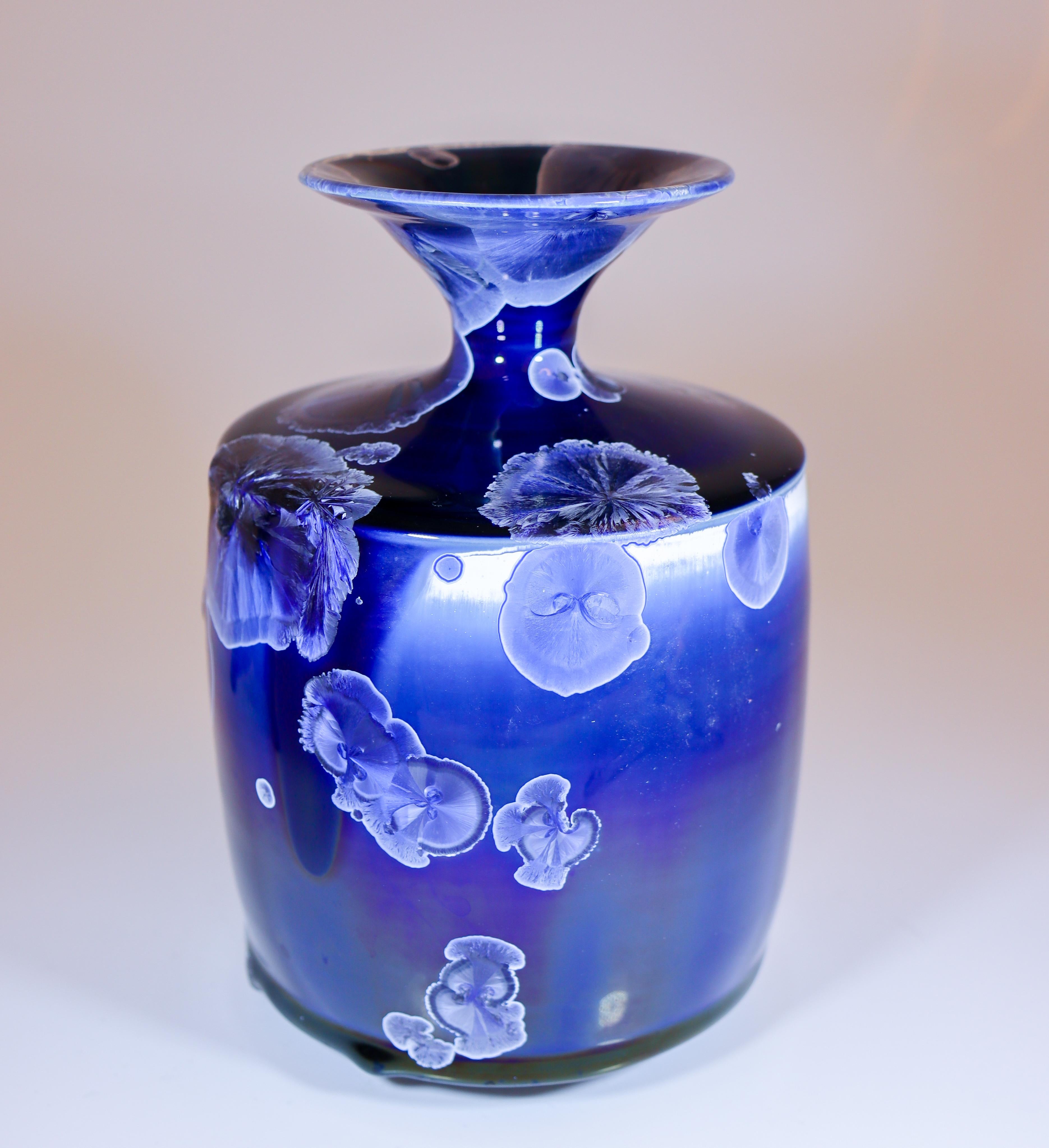 Céramique Isak Isaksson Vase en céramique bleue émail cristallin Artiste contemporain en vente