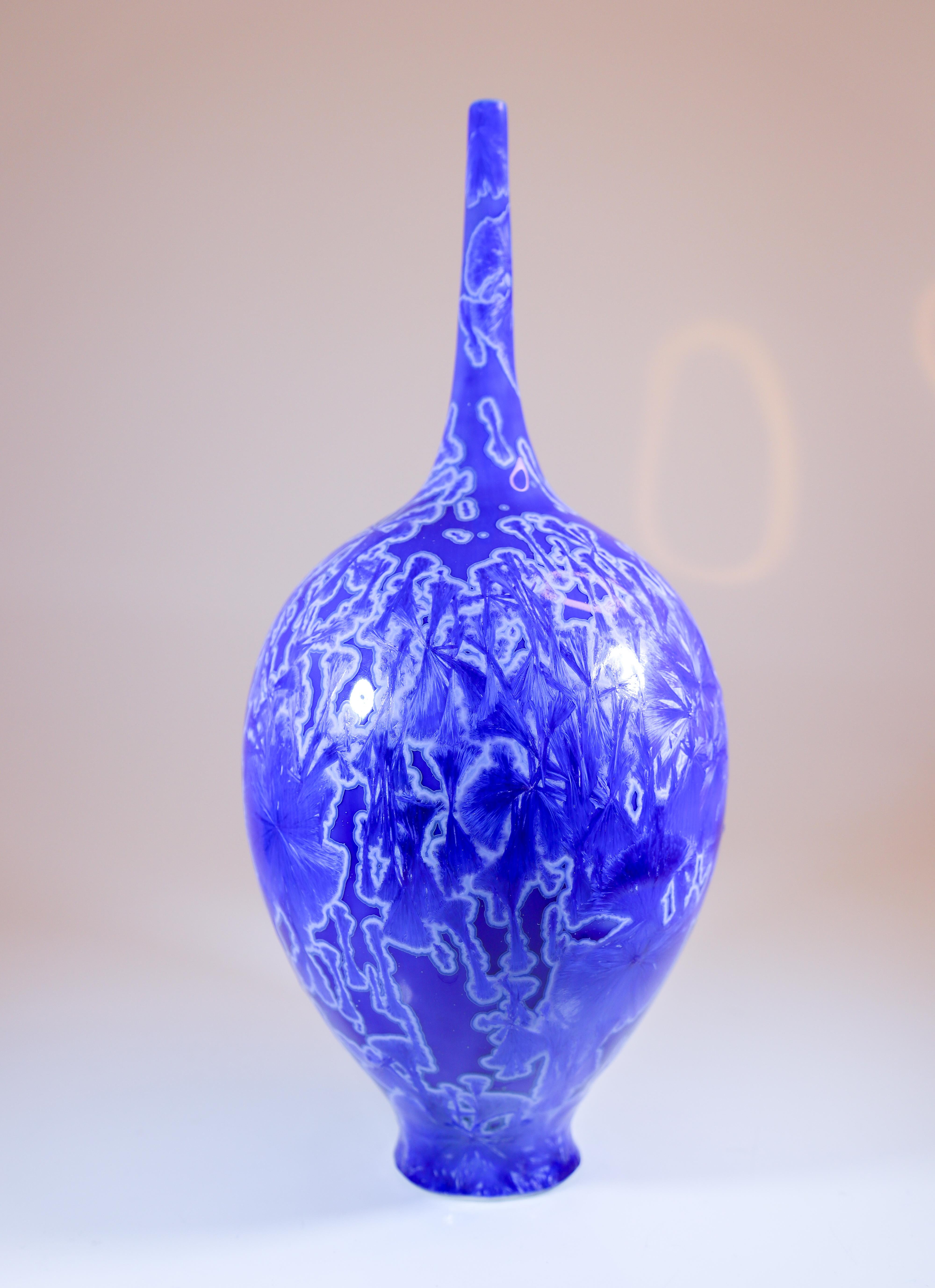 Céramique Isak Isaksson Vase en céramique bleue émail cristallin Artiste contemporain en vente