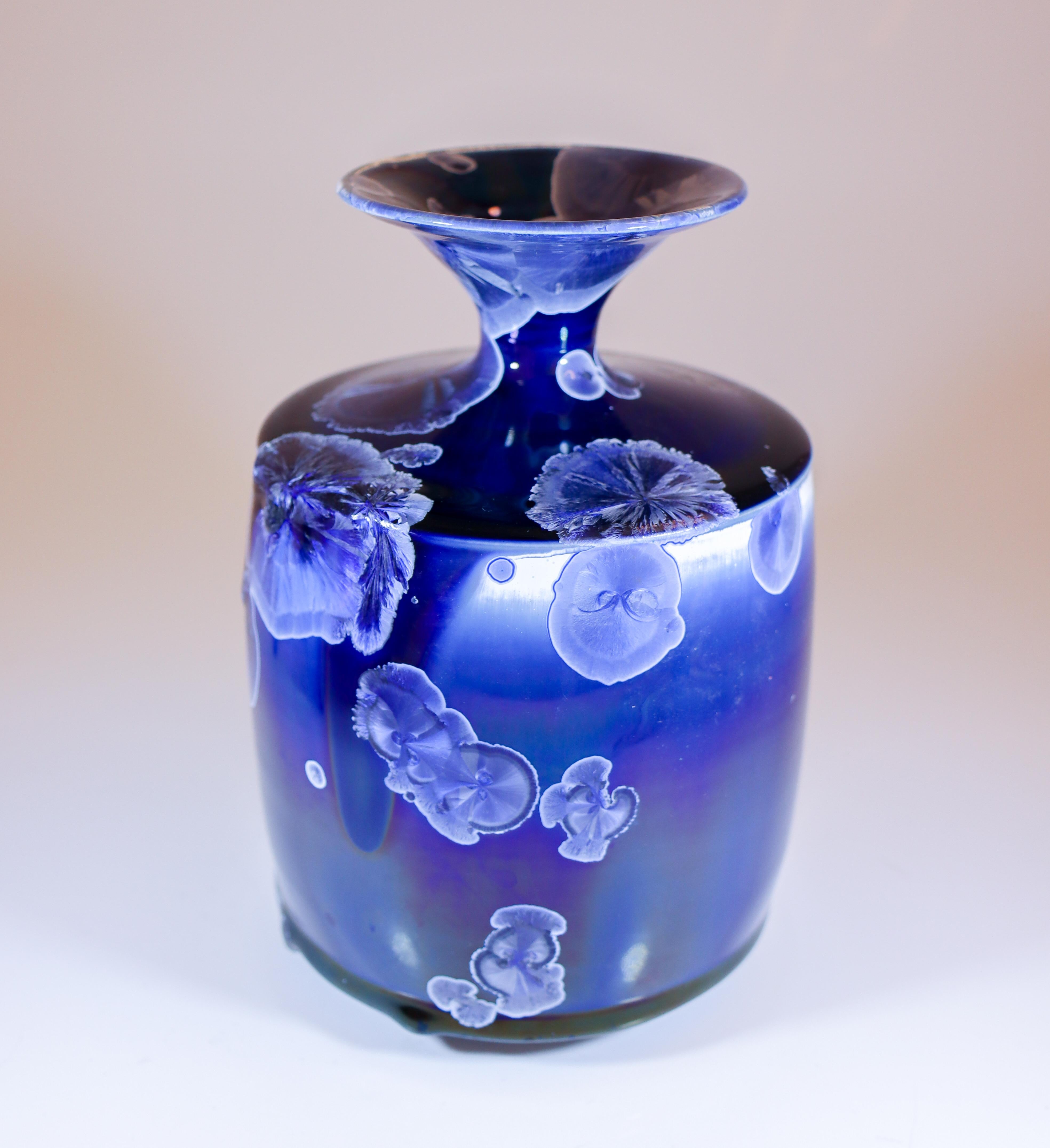 Isak Isaksson Vase en céramique bleue émail cristallin Artiste contemporain en vente 1