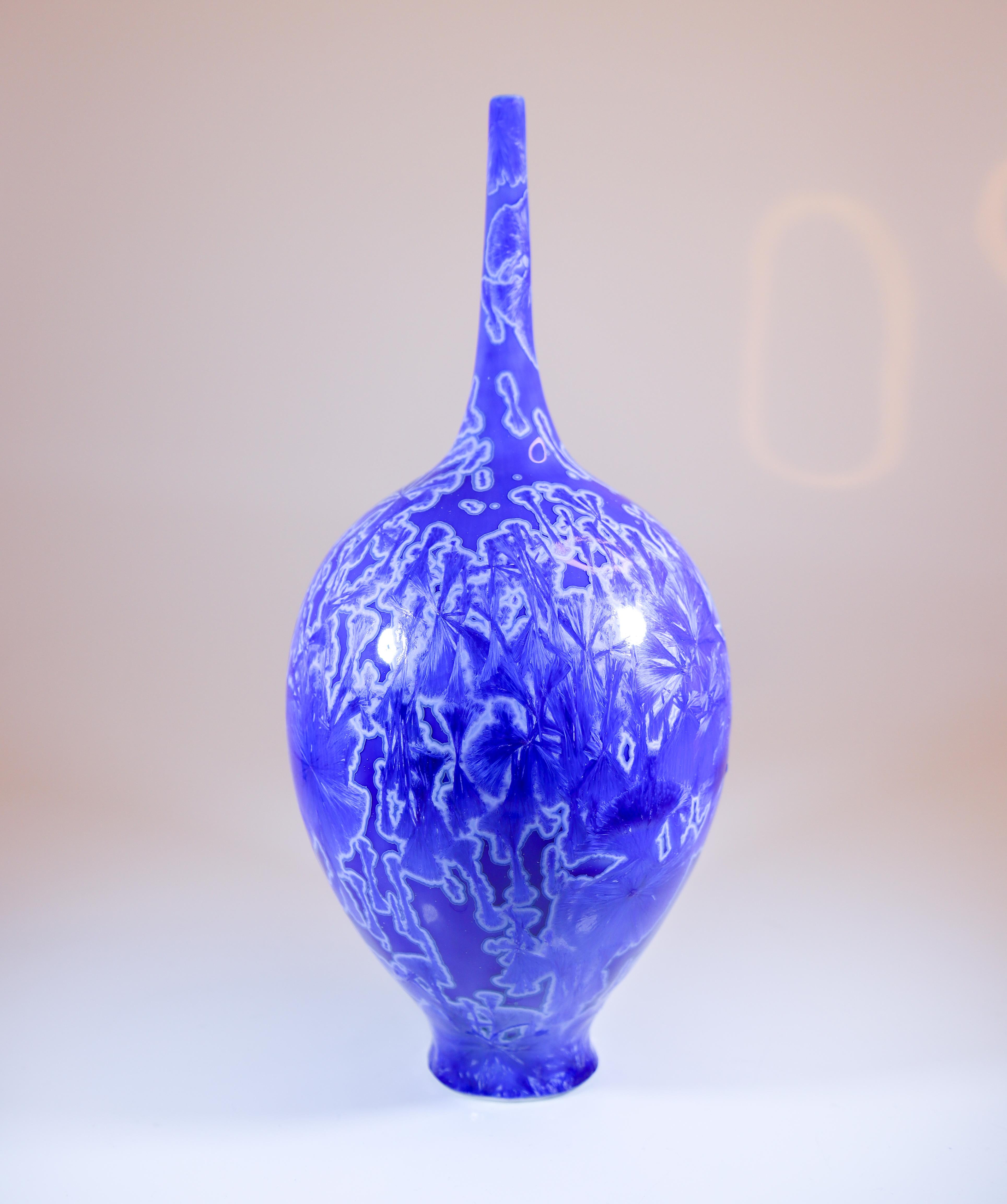 Isak Isaksson Vase en céramique bleue émail cristallin Artiste contemporain en vente 1