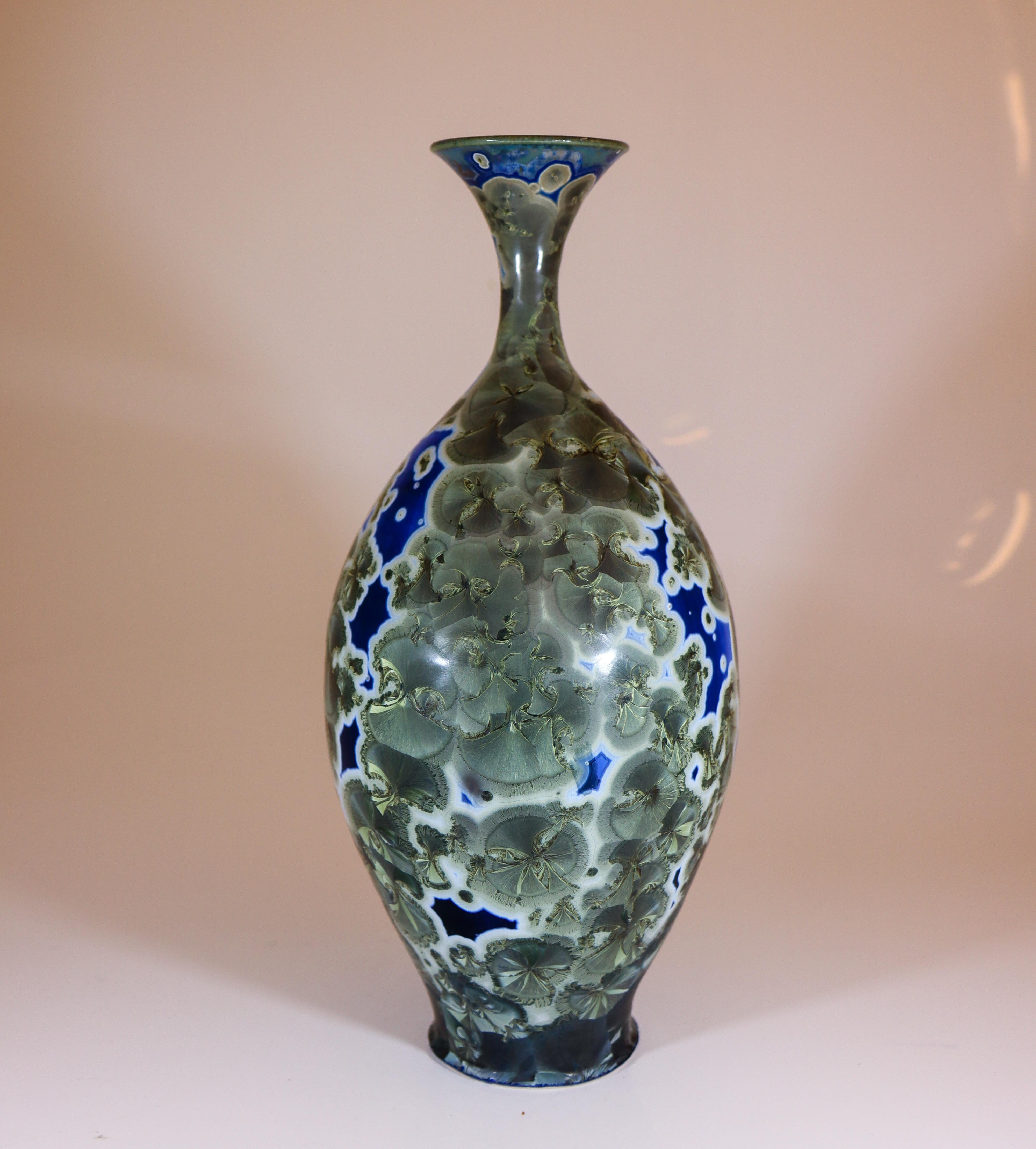Eine schöne blaue Keramikvase mit einer atemberaubenden kristallinen Glasur, entworfen von Isak Isaksson in Schweden. Die Vase ist 28 cm hoch und etwa 12,5 cm breit und befindet sich in einem ausgezeichneten Zustand. Dies ist eine einzigartige Vase