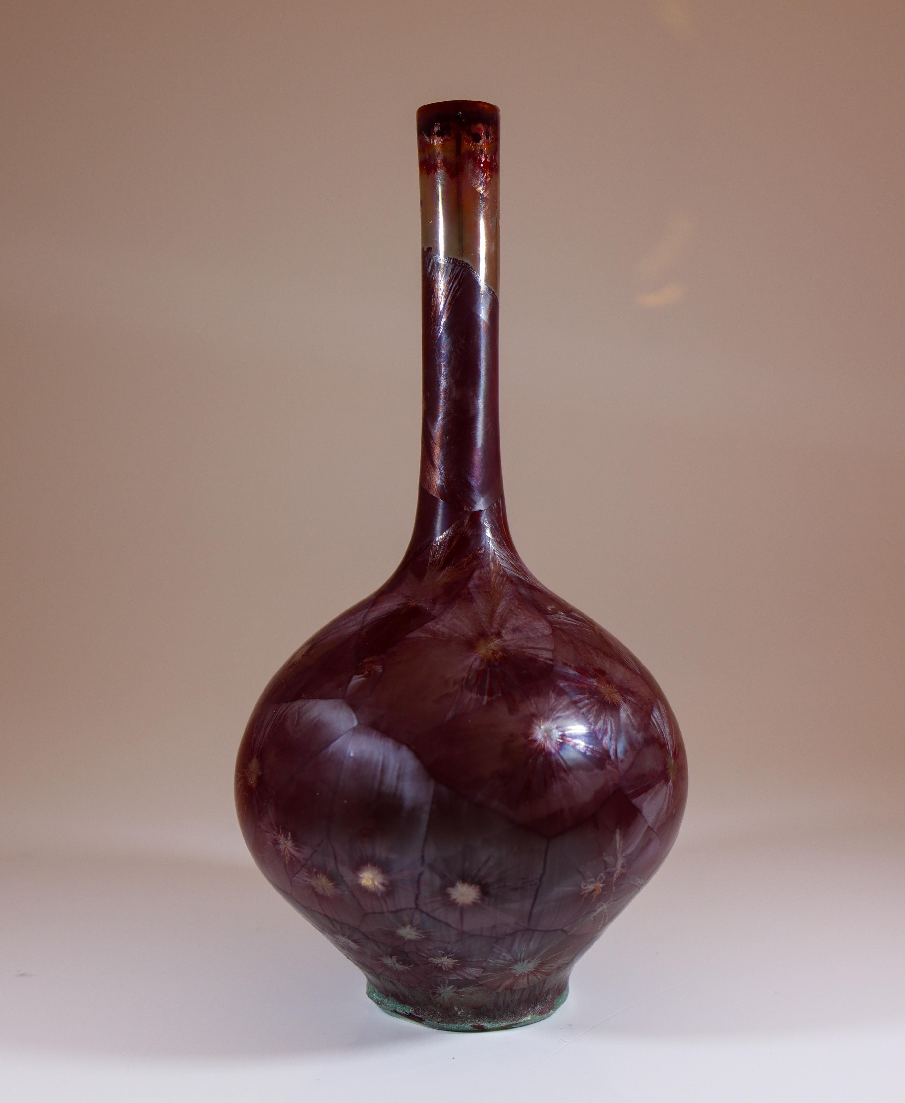 Scandinavo moderno Isak Isaksson Vaso in ceramica rossa Boredaux Smalto cristallino Contemporary Artist in vendita