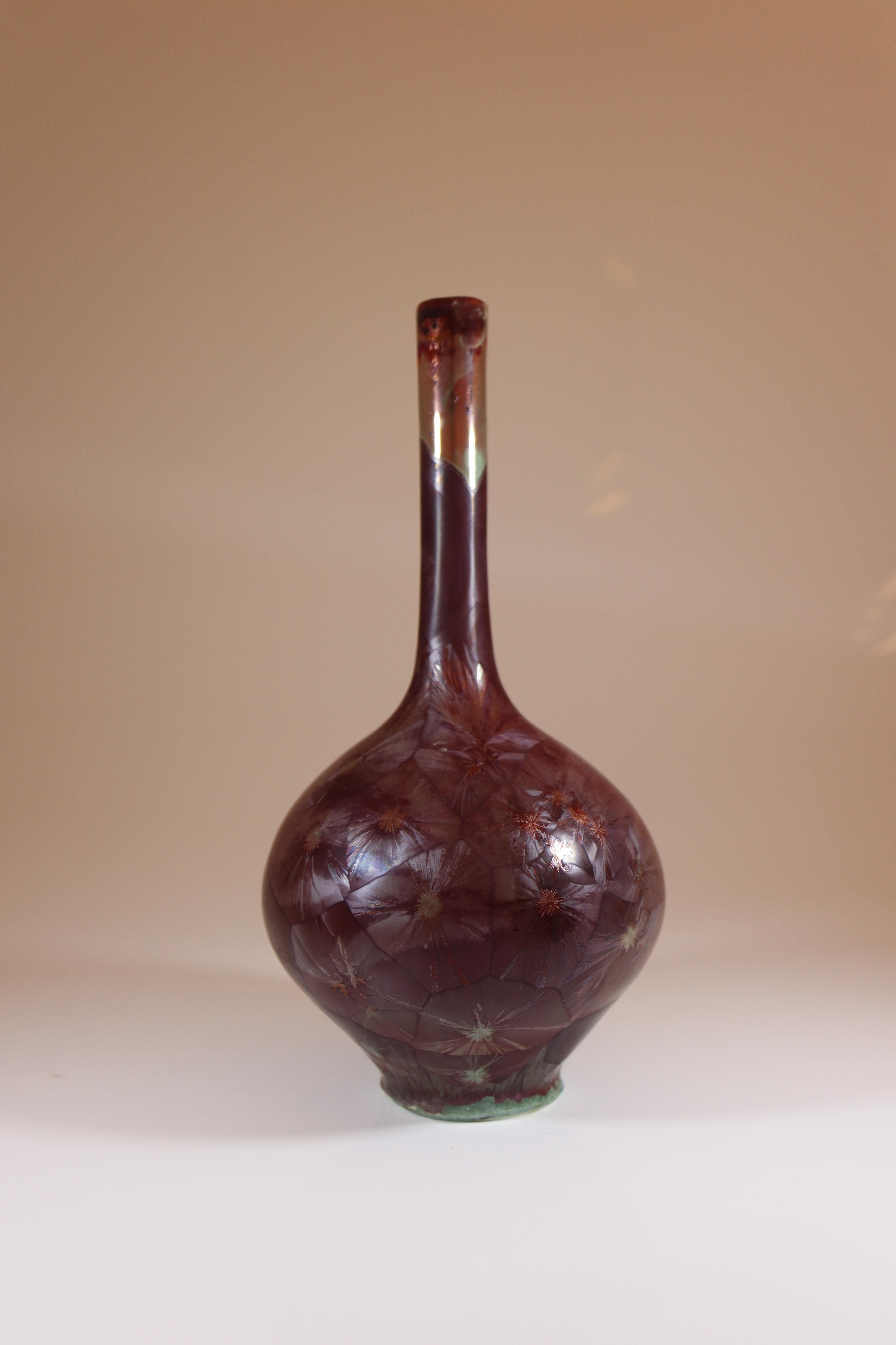 Isak Isaksson Vaso in ceramica rossa Boredaux Smalto cristallino Contemporary Artist In condizioni ottime in vendita a Stockholm, SE