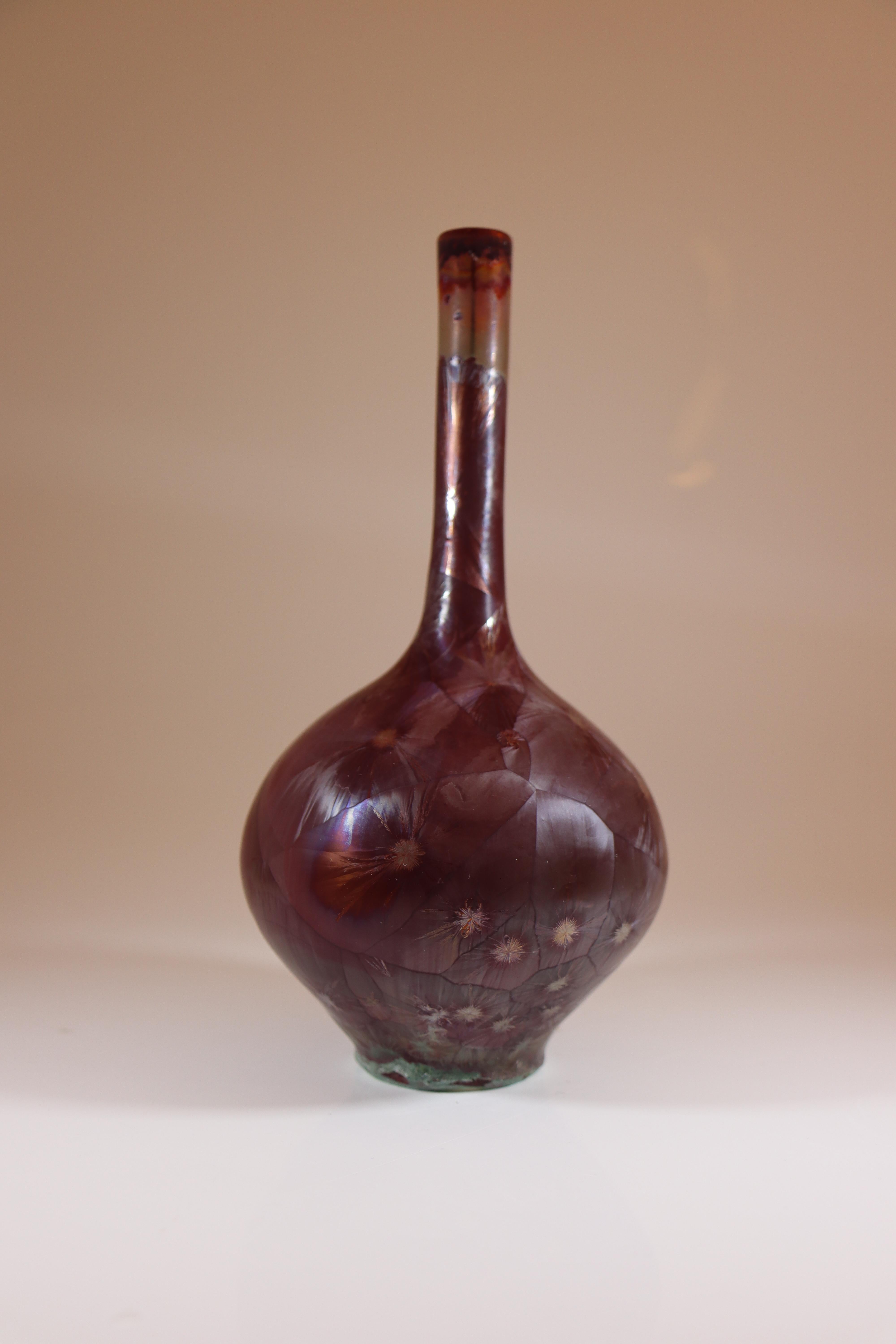 XXI secolo e contemporaneo Isak Isaksson Vaso in ceramica rossa Boredaux Smalto cristallino Contemporary Artist in vendita