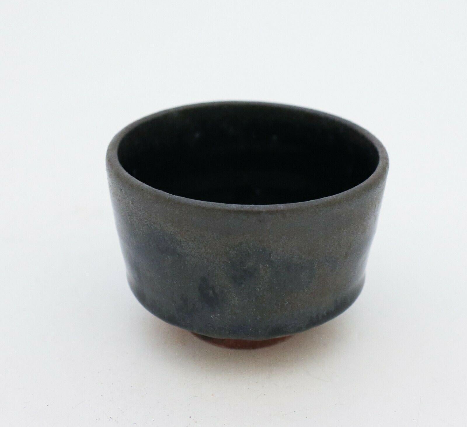 A beautiful chawan bowl with black/dark blue glaze designed by the contemporary Swedish artist Isak Isaksson in his own studio. The bowl is 9,5 cm (3,8