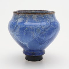 Isak Isaksson Cuenco de cerámica de esmalte cristalino con pie, propio Studio