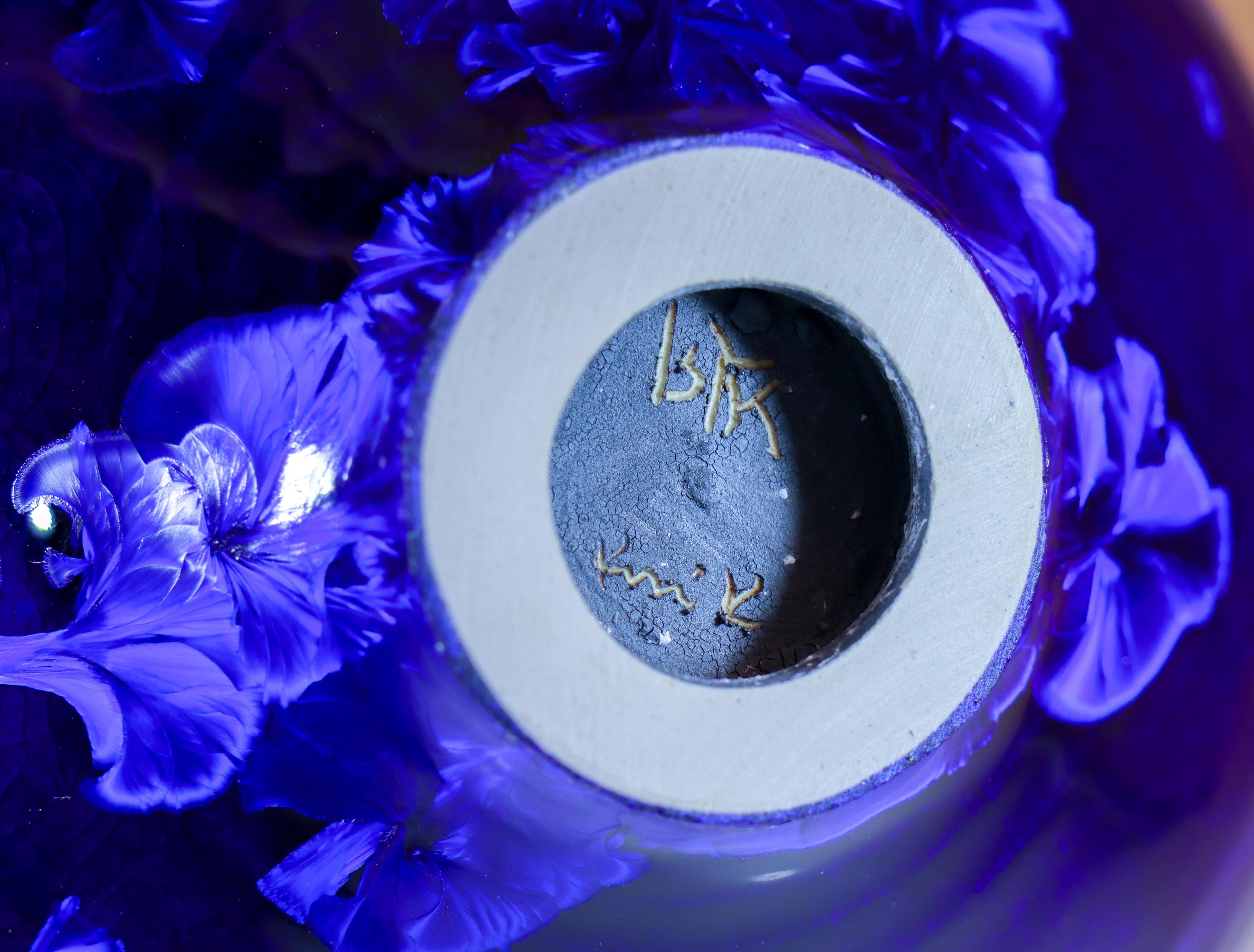 Artisak Isaksson Vase en céramique bleu profond Glace cristalline Artiste contemporain en vente 3