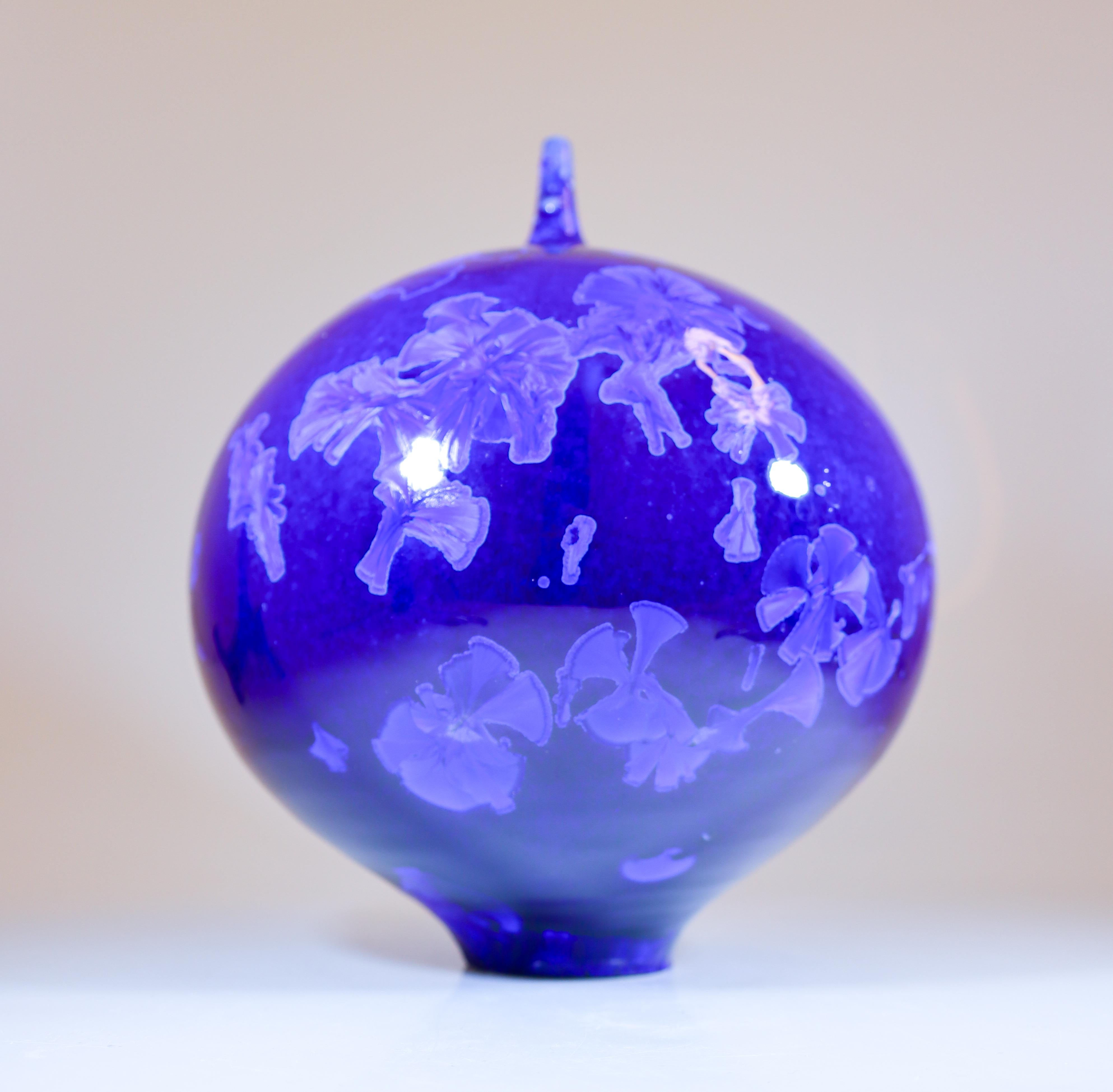Un vase d'un bleu profond avec une belle glaçure cristalline, conçu par Isak Isaksson en Suède. Le vase mesure 20,5 cm de haut et environ 17,5 cm de large. Il est en excellent état. Il s'agit d'un vase unique, tourné à la main par Isak Isaksson. Il