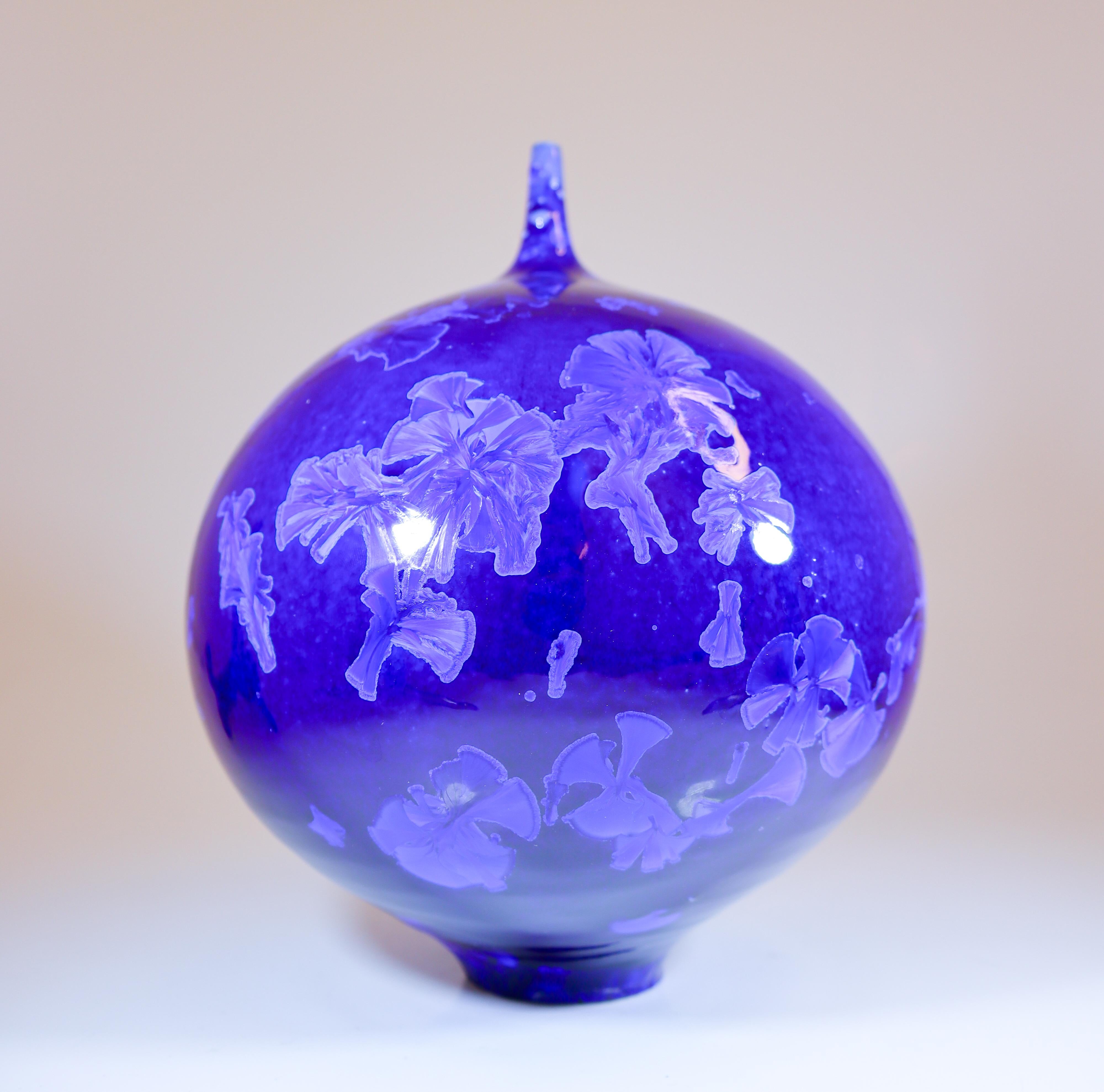 Scandinave moderne Artisak Isaksson Vase en céramique bleu profond Glace cristalline Artiste contemporain en vente
