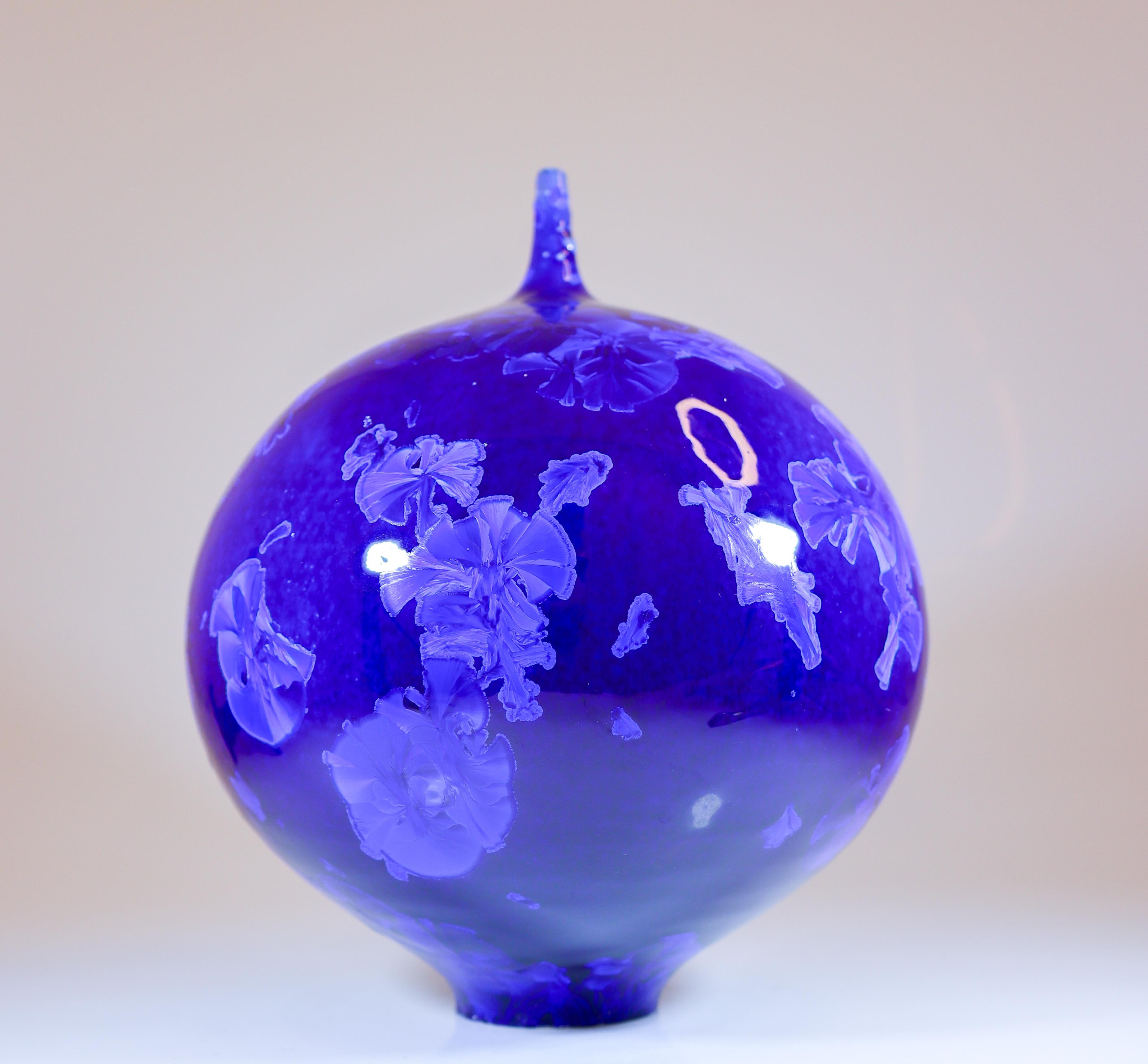 Suédois Artisak Isaksson Vase en céramique bleu profond Glace cristalline Artiste contemporain en vente