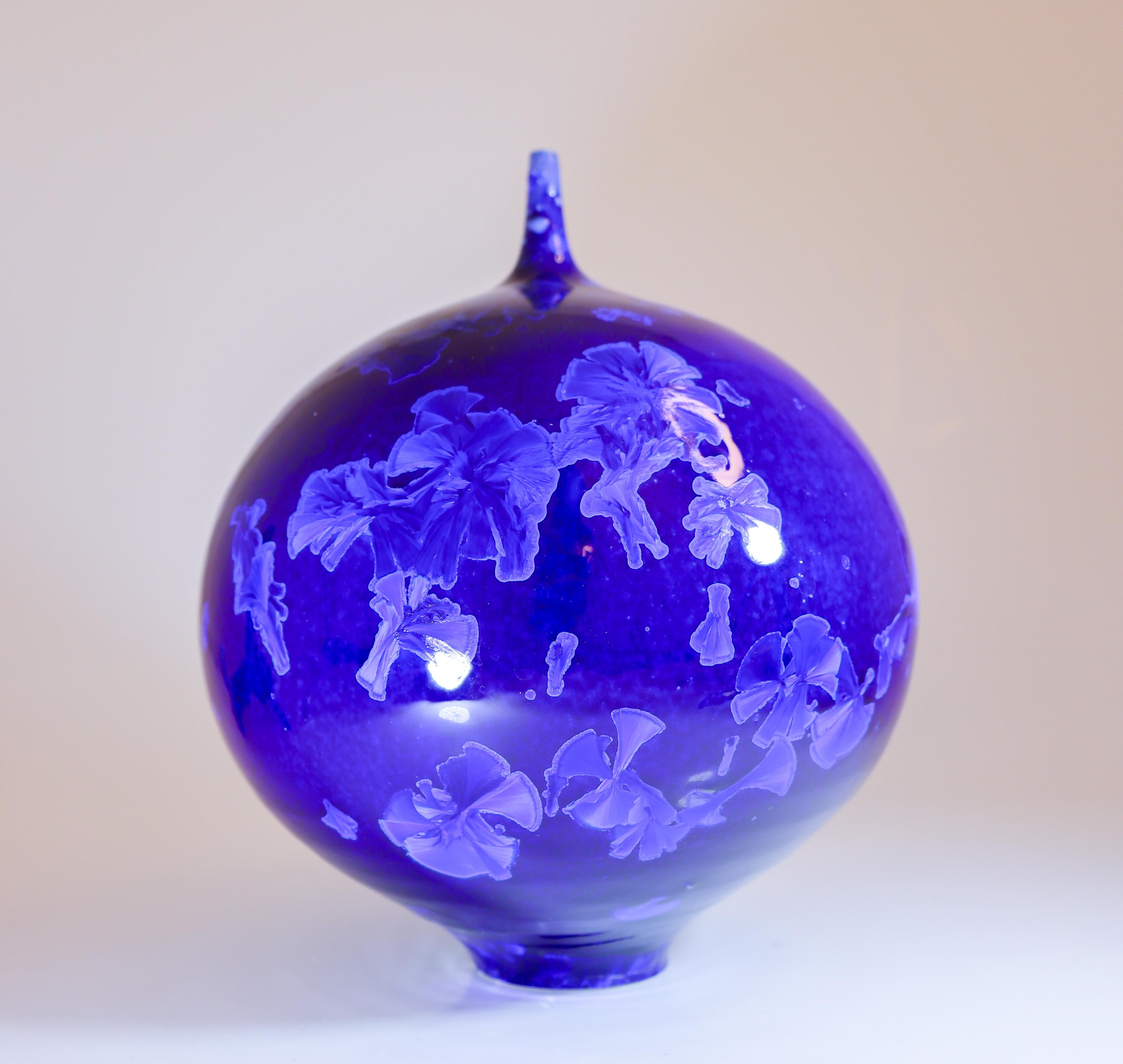 Vernissé Artisak Isaksson Vase en céramique bleu profond Glace cristalline Artiste contemporain en vente