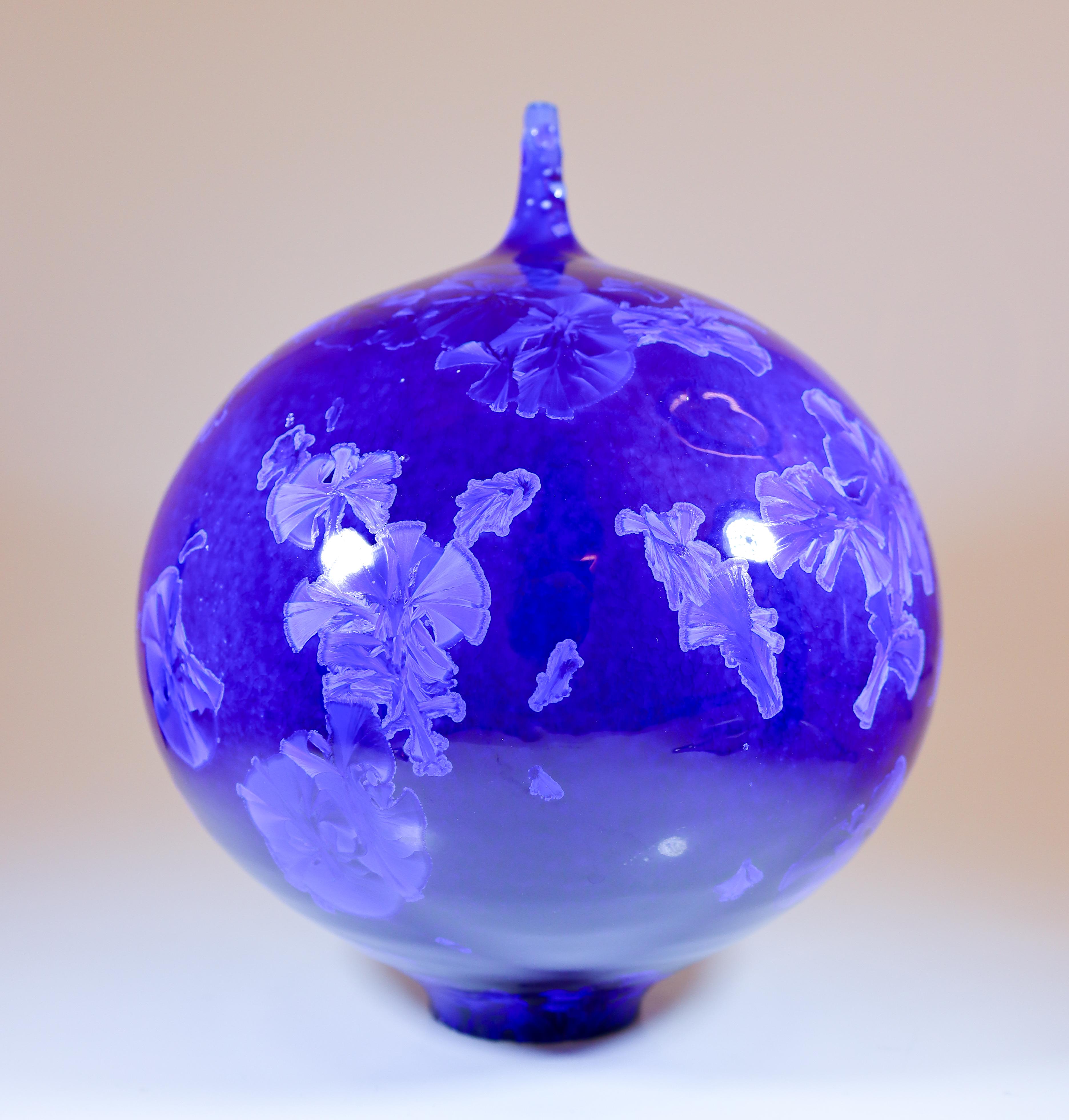Artisak Isaksson Vase en céramique bleu profond Glace cristalline Artiste contemporain Excellent état - En vente à Stockholm, SE