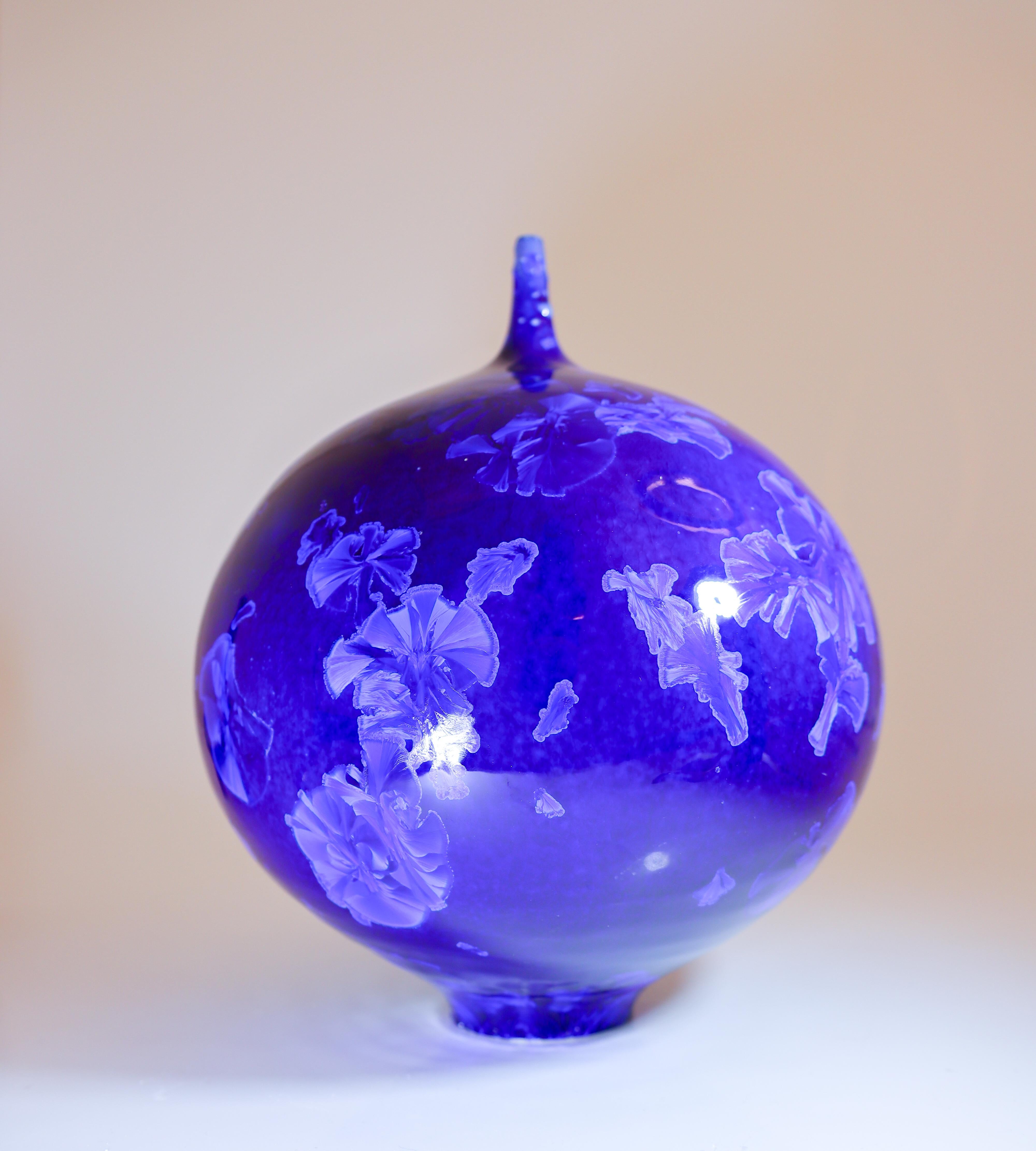 XXIe siècle et contemporain Artisak Isaksson Vase en céramique bleu profond Glace cristalline Artiste contemporain en vente