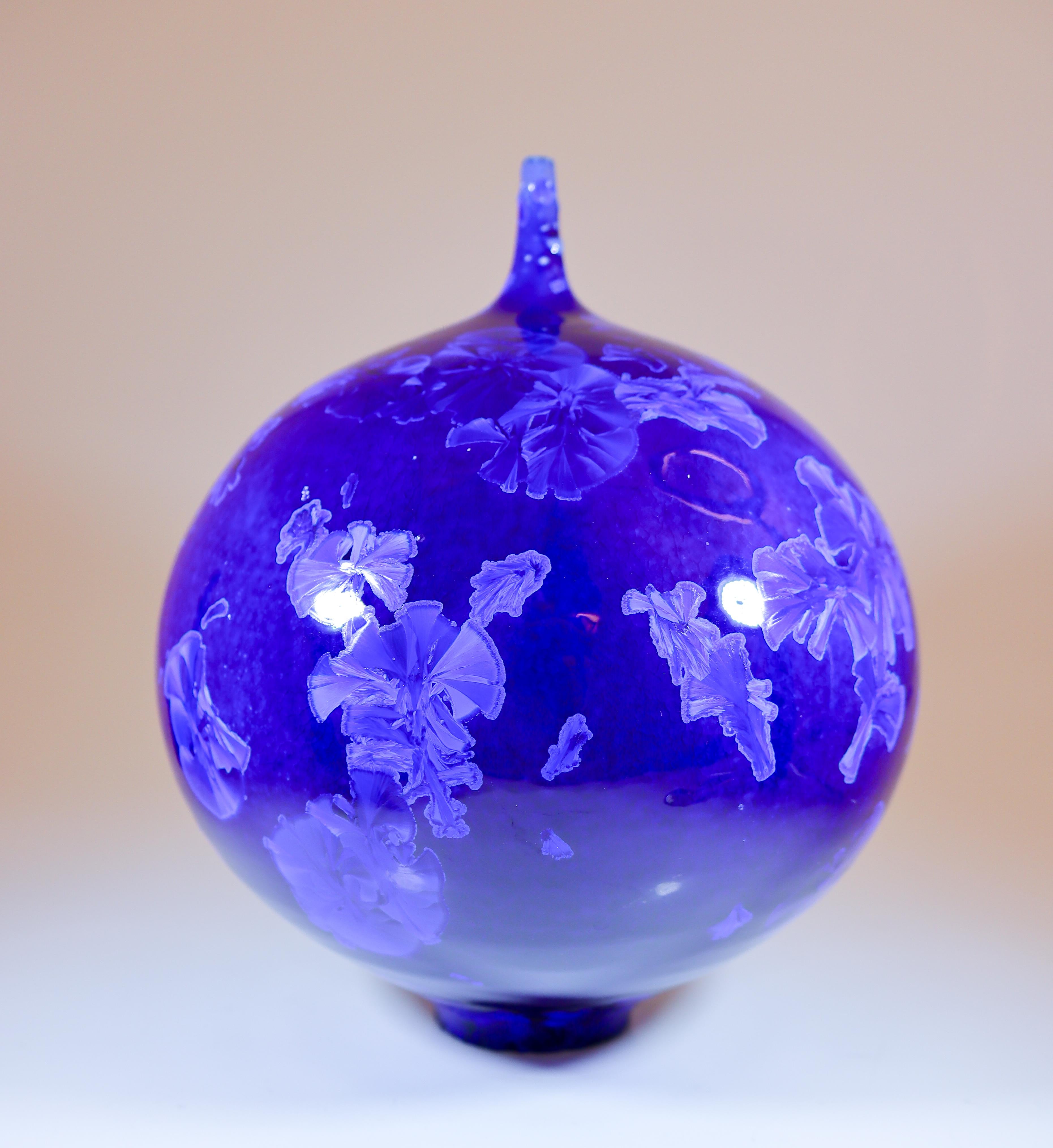 Céramique Artisak Isaksson Vase en céramique bleu profond Glace cristalline Artiste contemporain en vente
