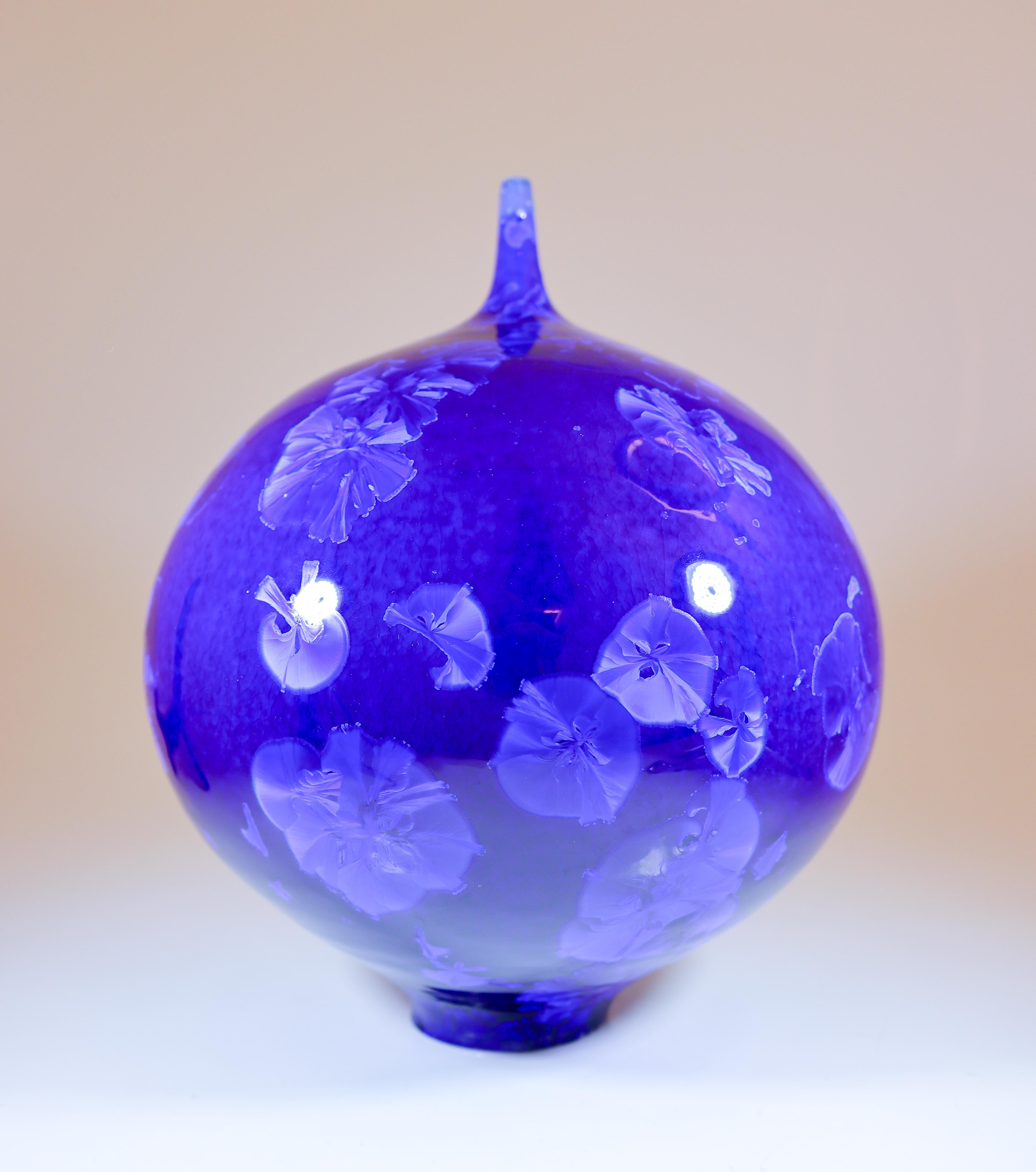 Artisak Isaksson Vase en céramique bleu profond Glace cristalline Artiste contemporain en vente 1