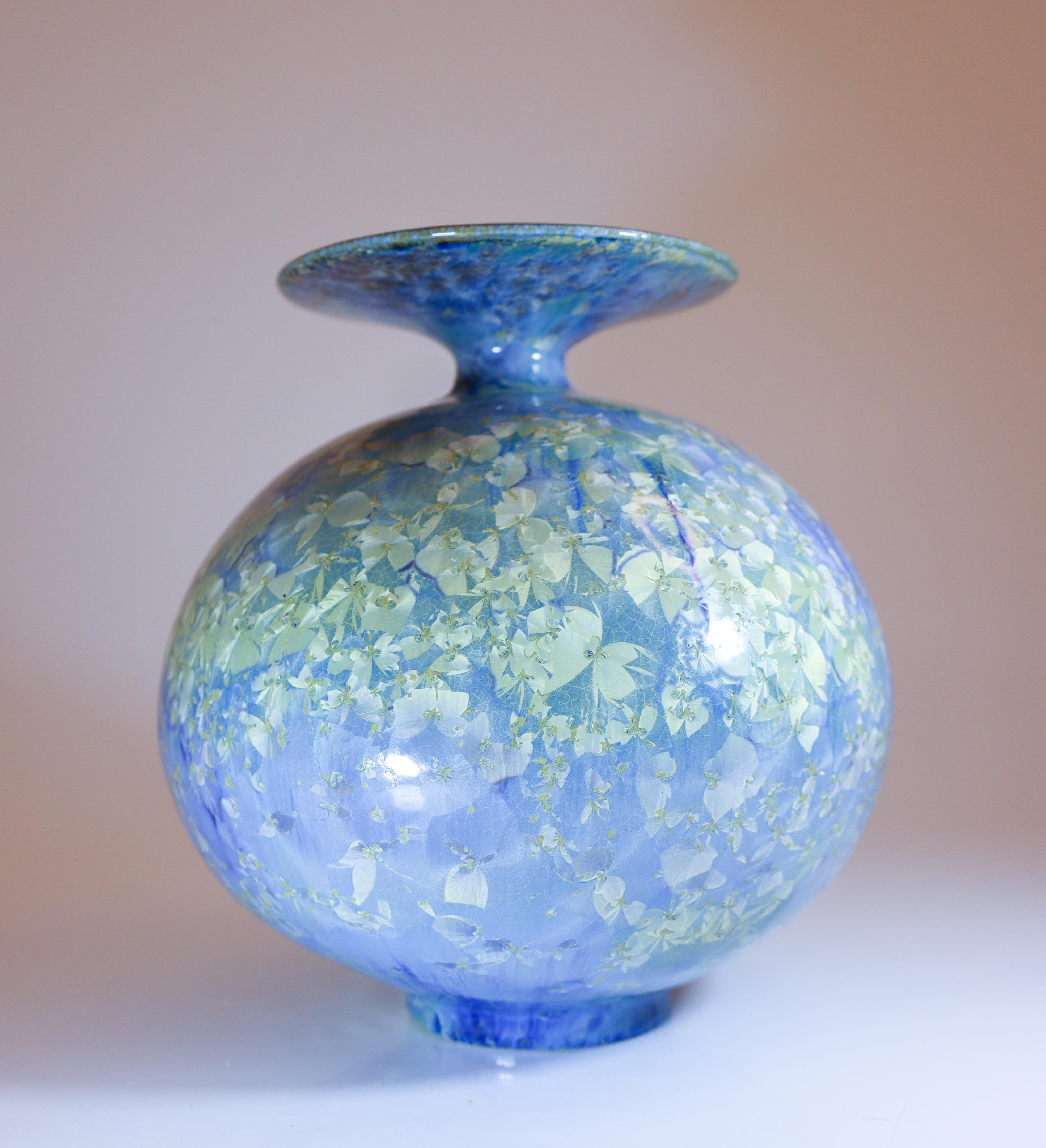 Un grand vase bleu clair / bleu tourterelle avec une glaçure cristalline étonnante, conçu par Isak Isaksson en Suède. Le vase mesure 18 cm de haut et environ 17 cm de large. Il est en excellent état. Il s'agit d'un vase unique, tourné à la main par