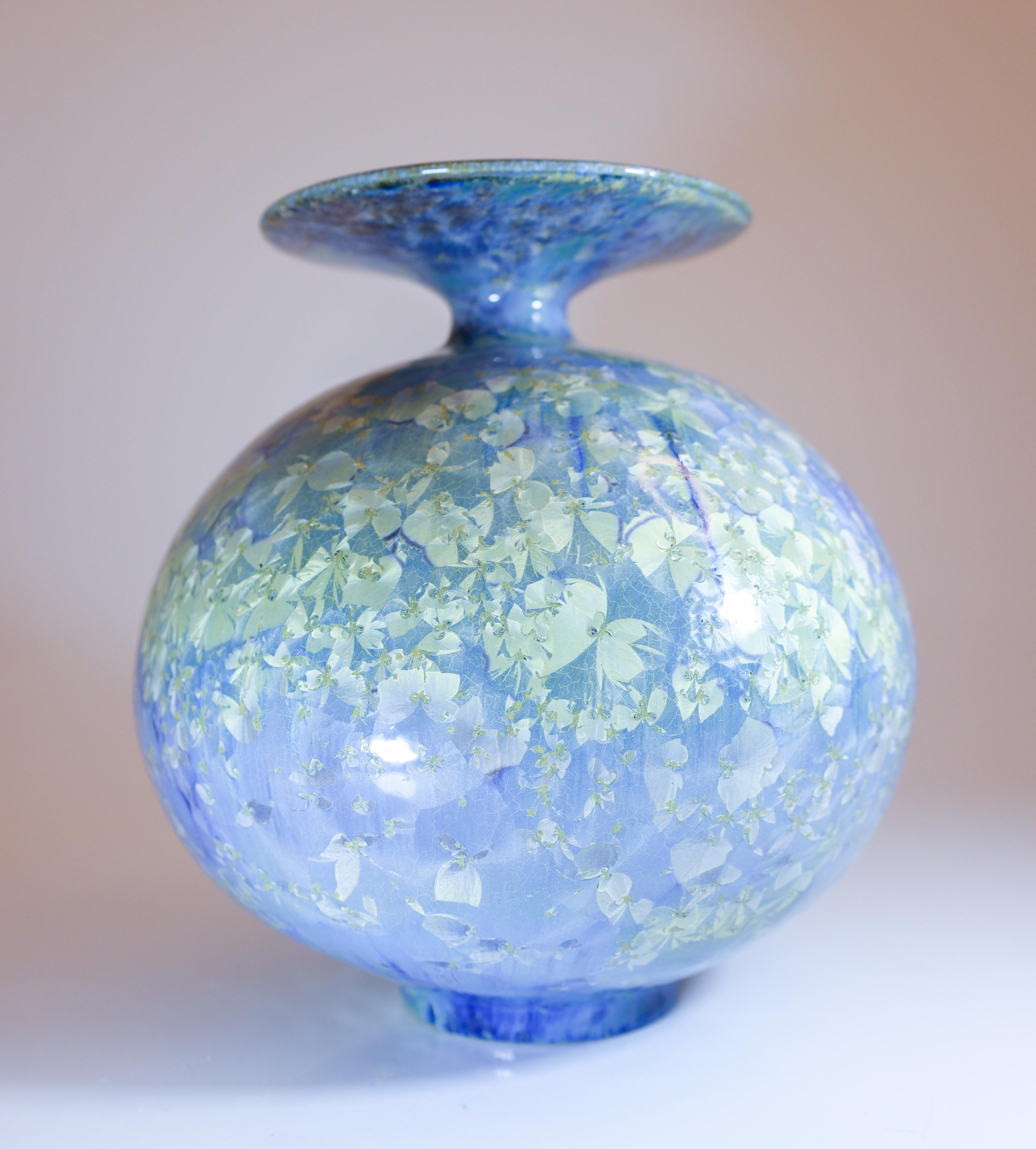 Scandinave moderne Artisak Isaksson Vase en céramique bleu colombe Crystalline Artiste contemporain en vente
