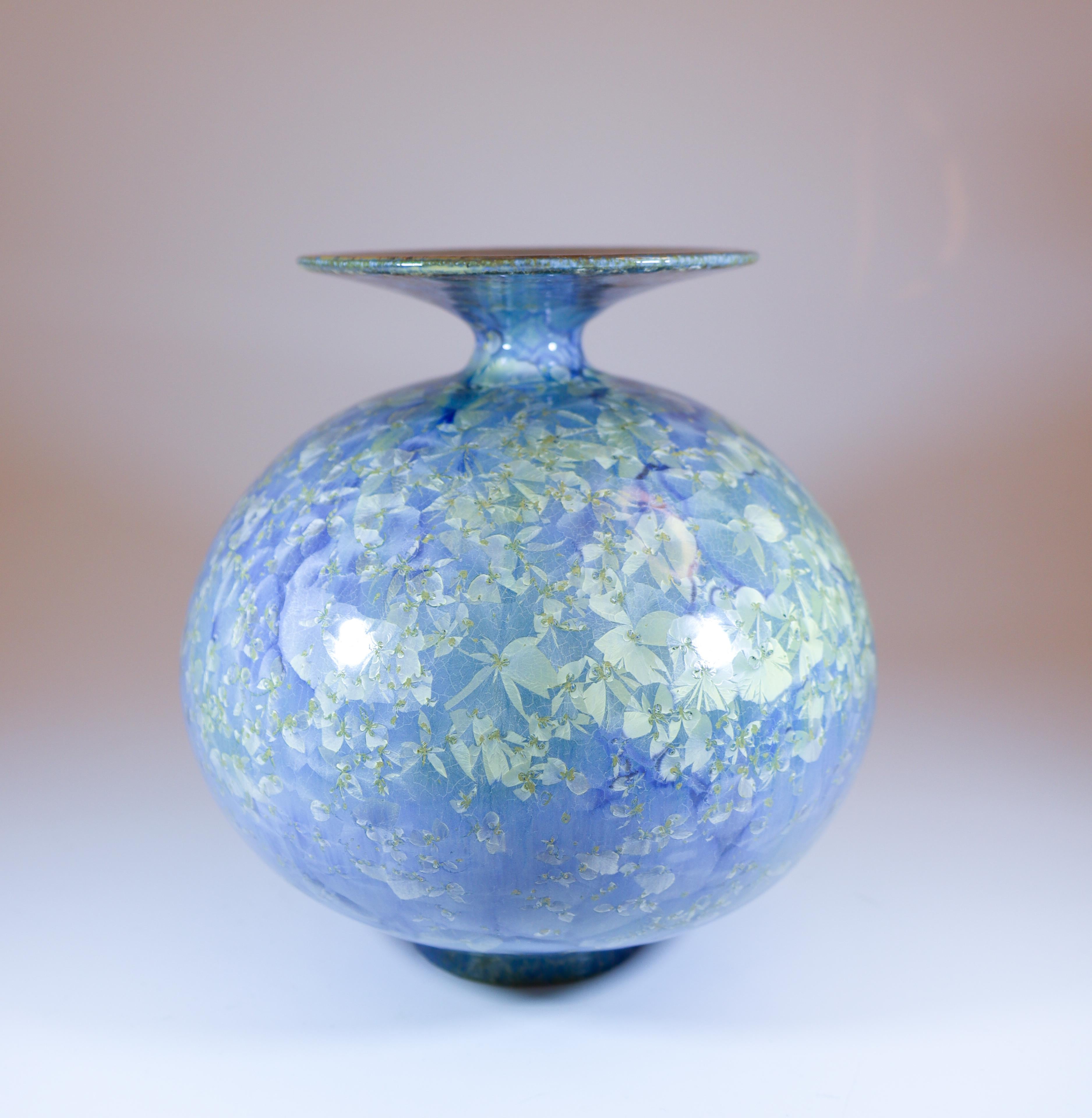 Vernissé Artisak Isaksson Vase en céramique bleu colombe Crystalline Artiste contemporain en vente