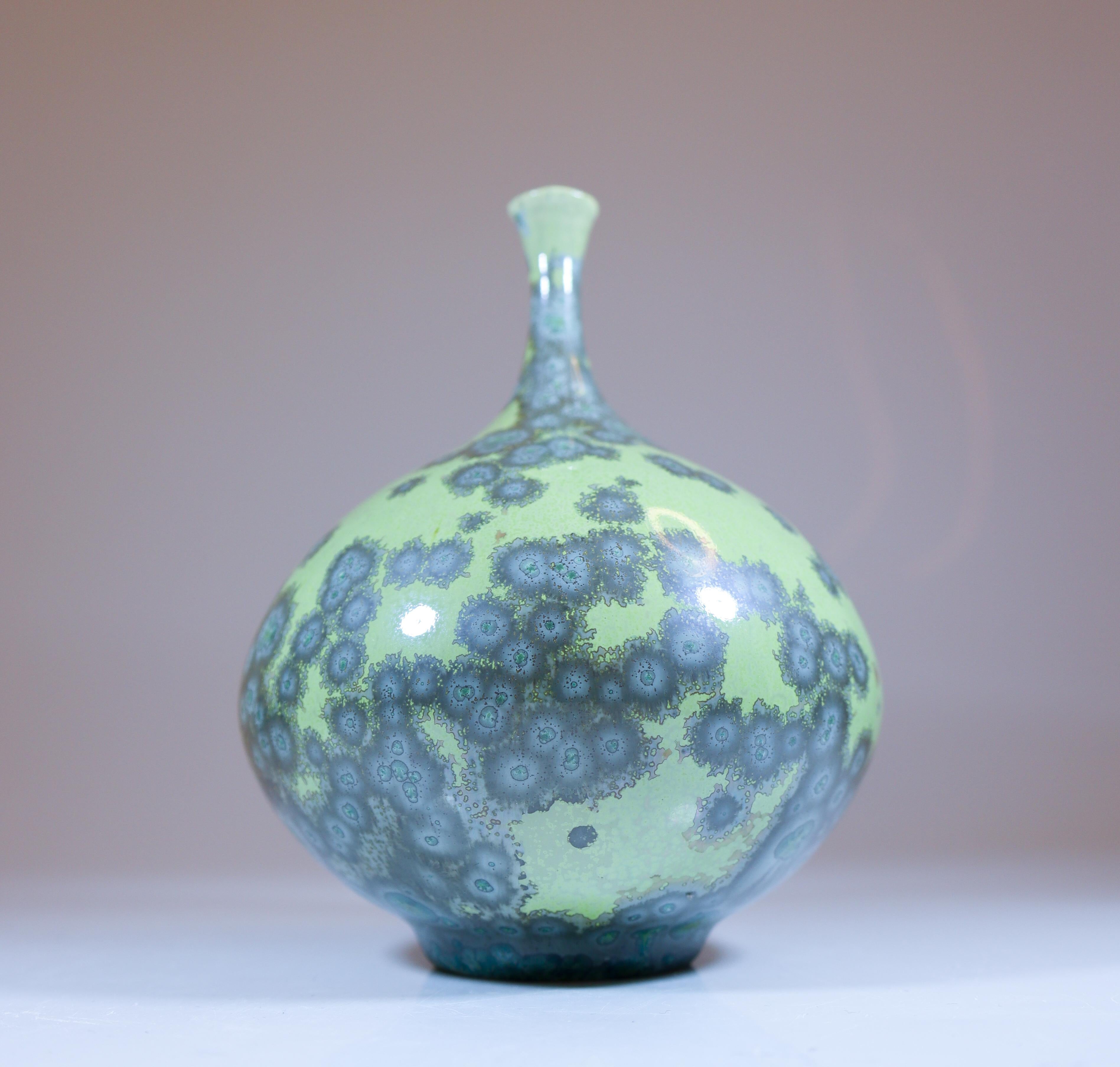 Suédois Isak Isaksson Vase en céramique verte Glace cristalline Artiste contemporain en vente