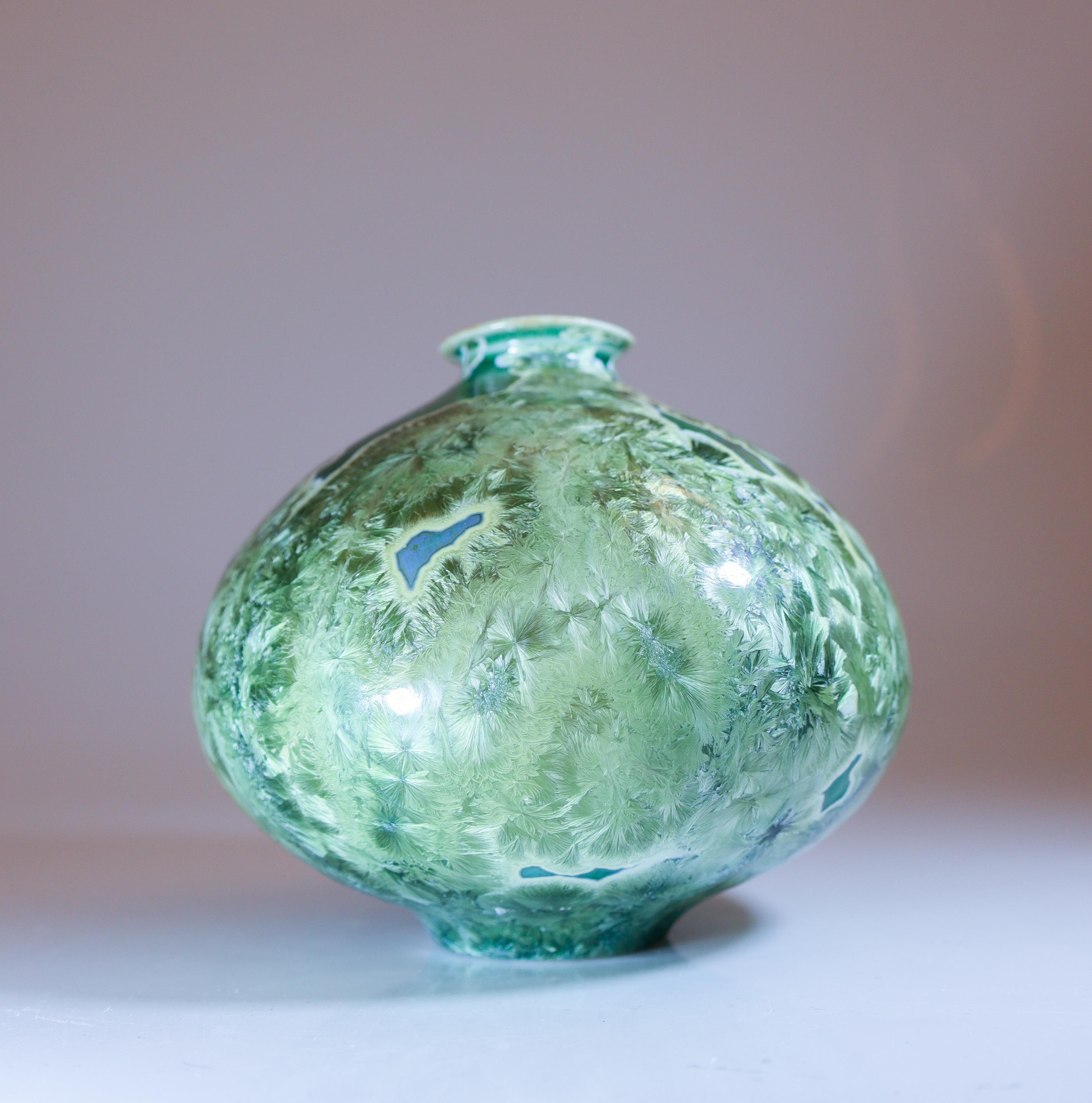 Suédois Isak Isaksson Vase en céramique verte Glace cristalline Artiste contemporain en vente