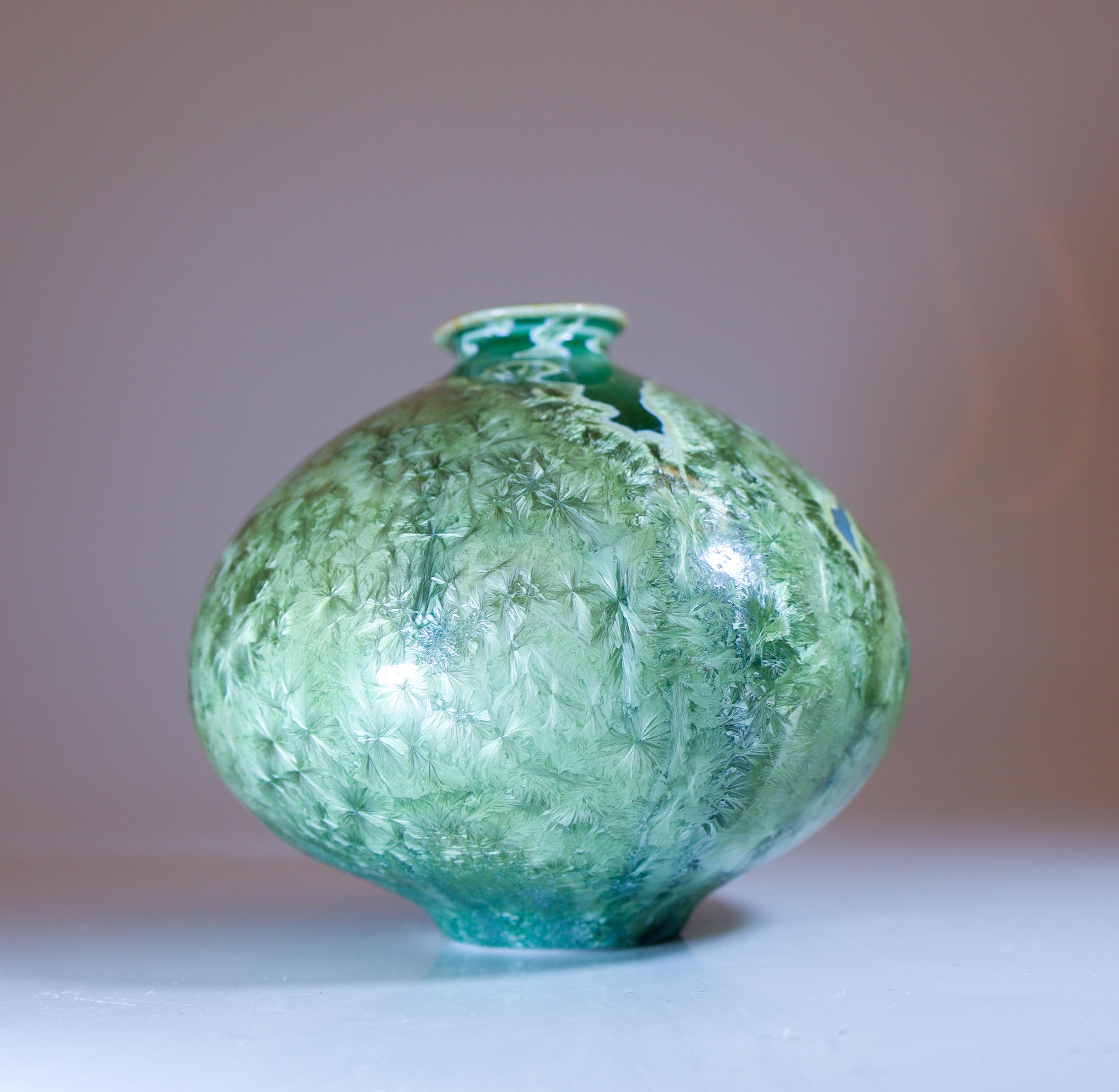 Vernissé Isak Isaksson Vase en céramique verte Glace cristalline Artiste contemporain en vente