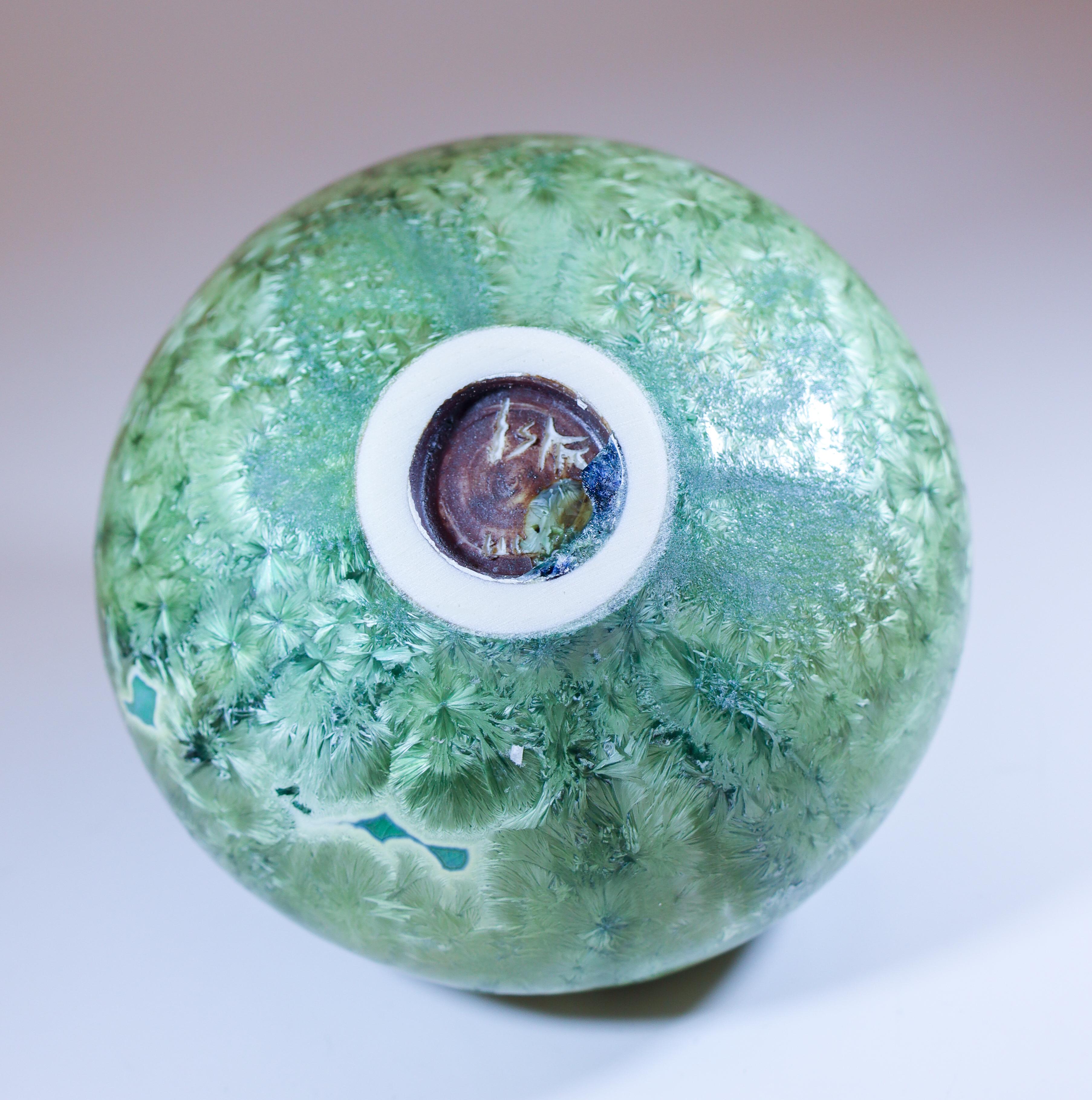 Isak Isaksson Vase en céramique verte Glace cristalline Artiste contemporain en vente 1