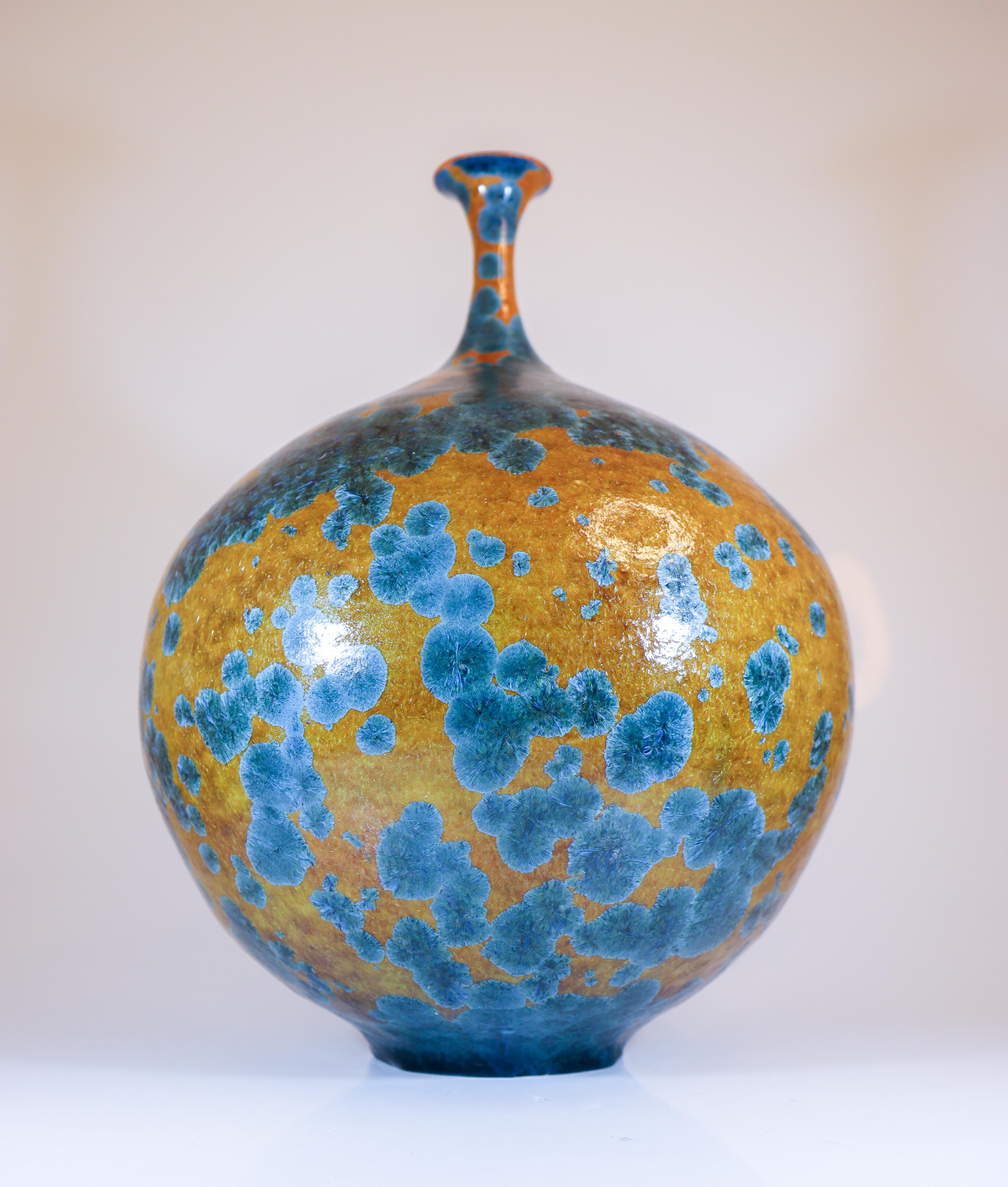 Un grande vaso marrone e blu con uno splendido smalto cristallino disegnato da Isak Isaksson in Svezia. Il vaso è alto 34 cm (13,6