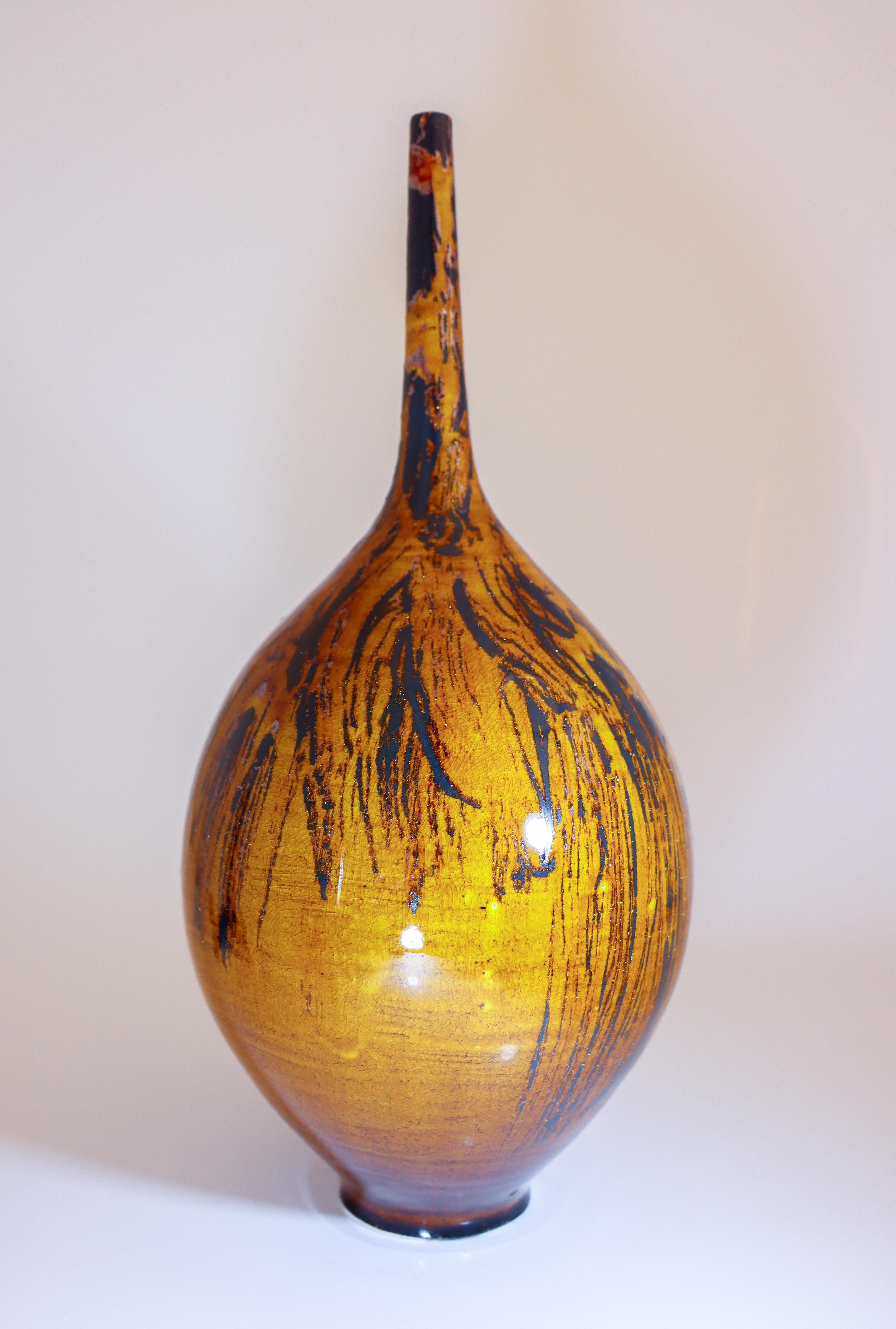 Un grande e grazioso vaso con uno smalto cristallino disegnato da Isak Isaksson in Svezia. Il vaso è alto 33 cm (13,2