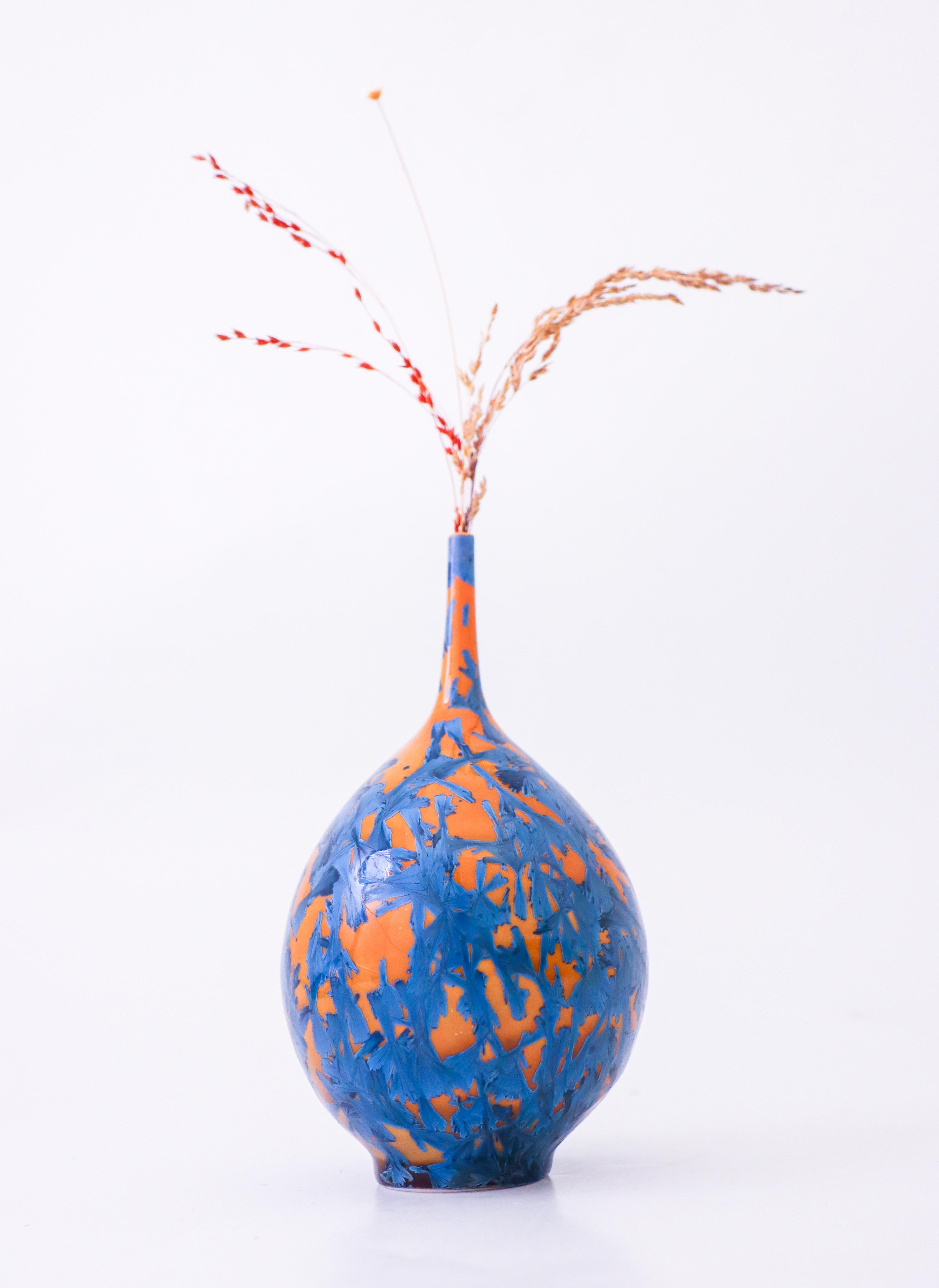 Scandinave moderne Isak Isaksson Vase en céramique orange / bleu émail cristallin Artiste contemporain en vente