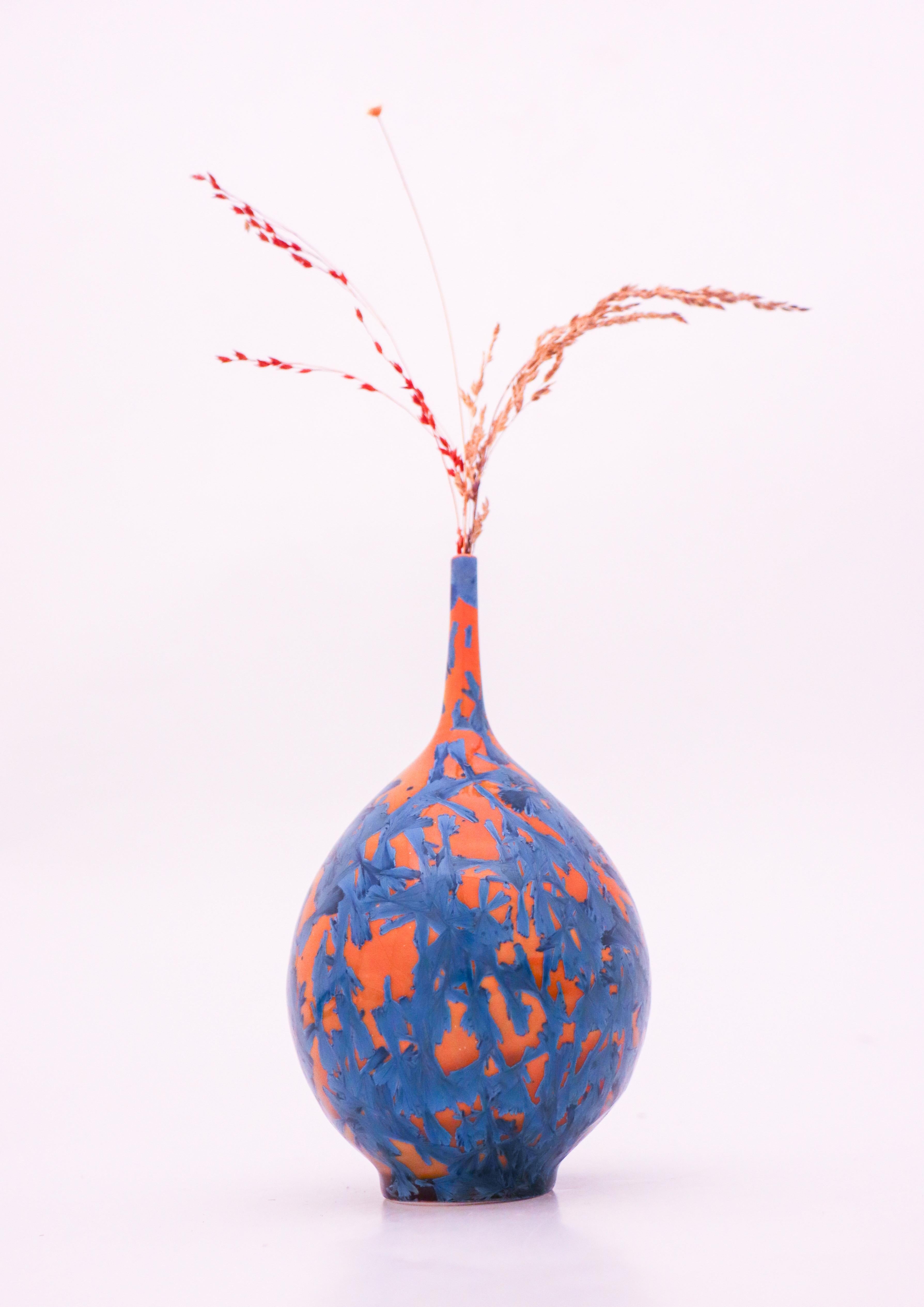 Suédois Isak Isaksson Vase en céramique orange / bleu émail cristallin Artiste contemporain en vente