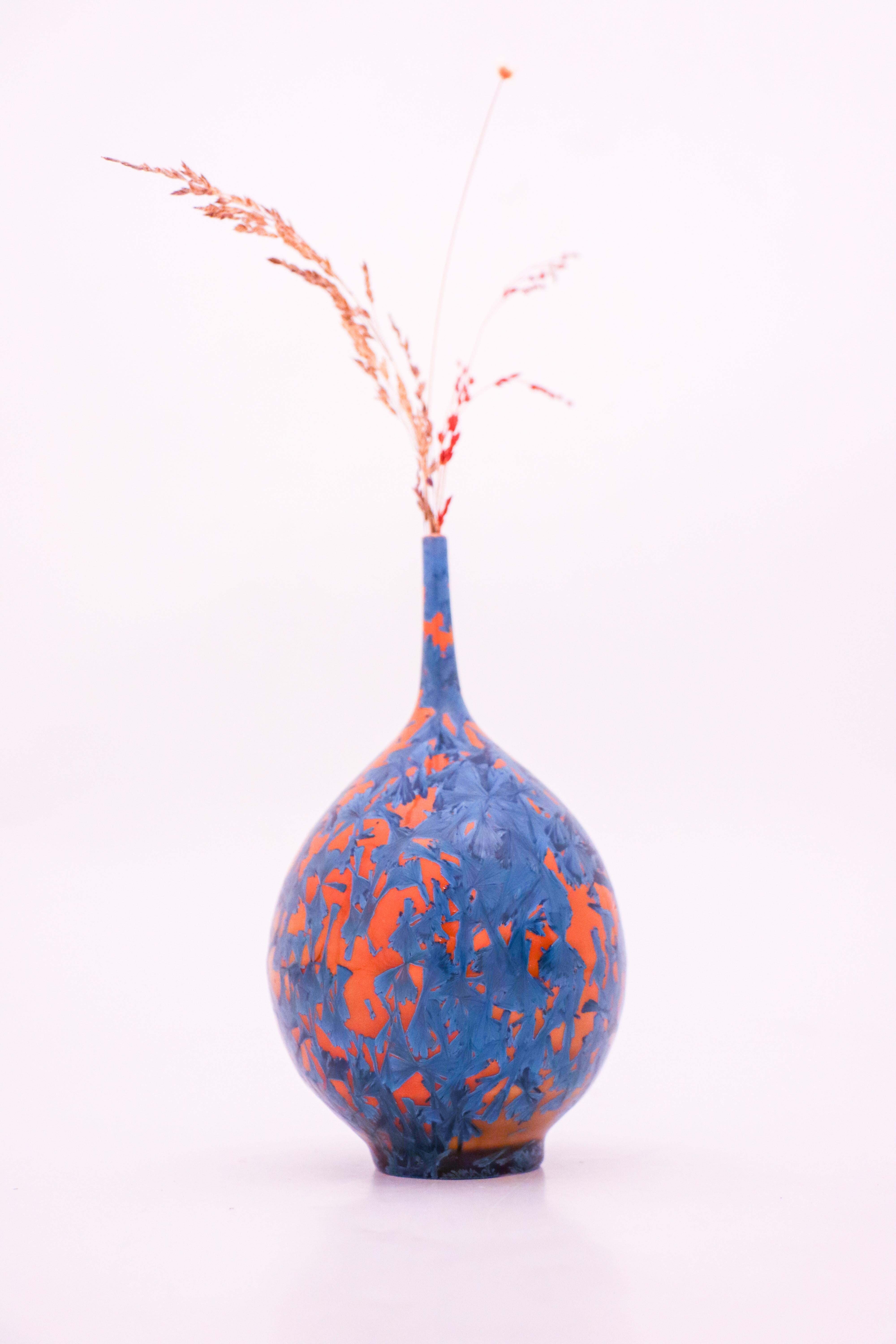 Vernissé Isak Isaksson Vase en céramique orange / bleu émail cristallin Artiste contemporain en vente
