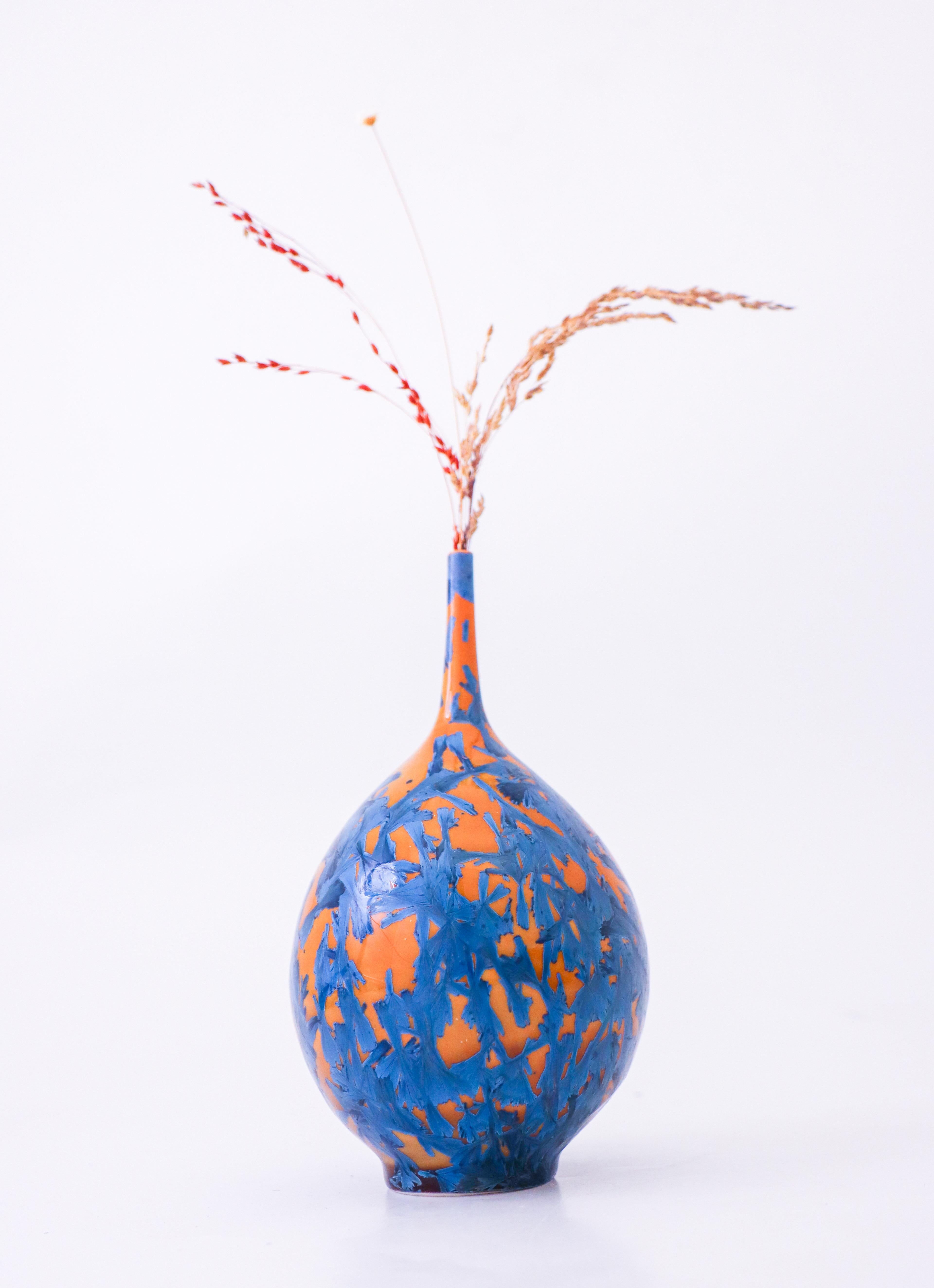 XXIe siècle et contemporain Isak Isaksson Vase en céramique orange / bleu émail cristallin Artiste contemporain en vente