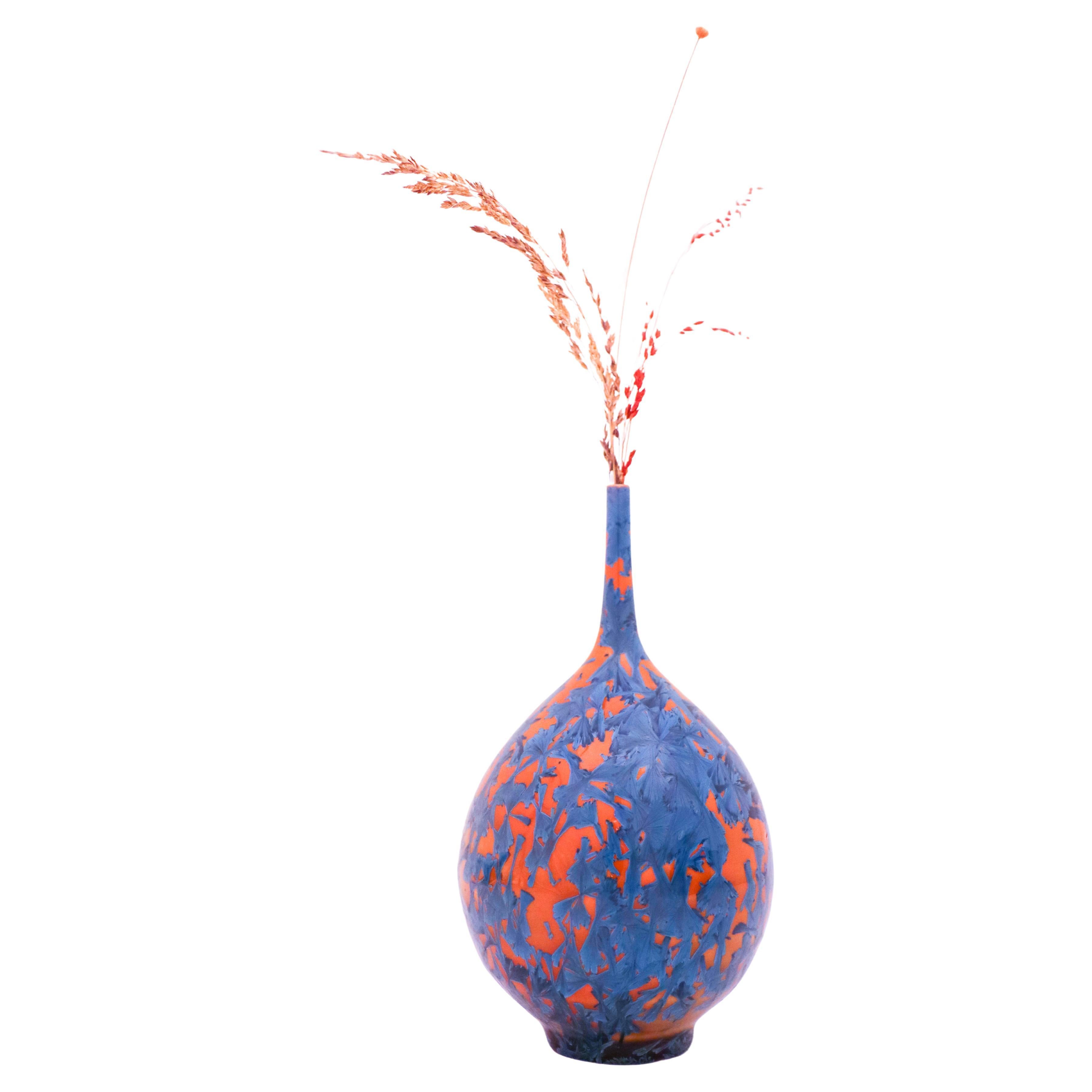 Isak Isaksson Vase en céramique orange / bleu émail cristallin Artiste contemporain en vente