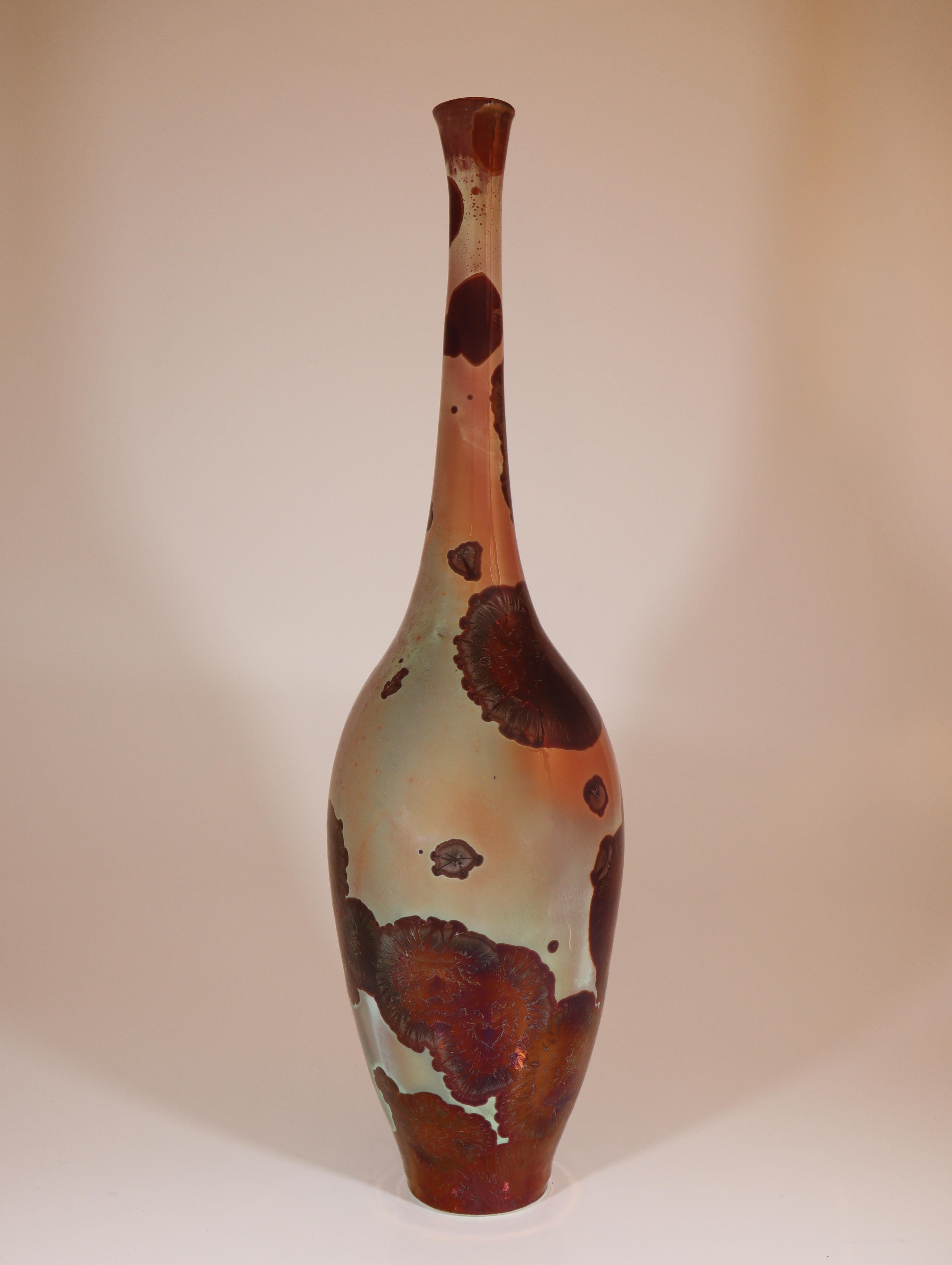 Un joli vase en céramique multicolore avec un ton rose et une étonnante glaçure cristalline, conçu par Isak Isaksson en Suède. Le vase mesure 39 cm (15,6