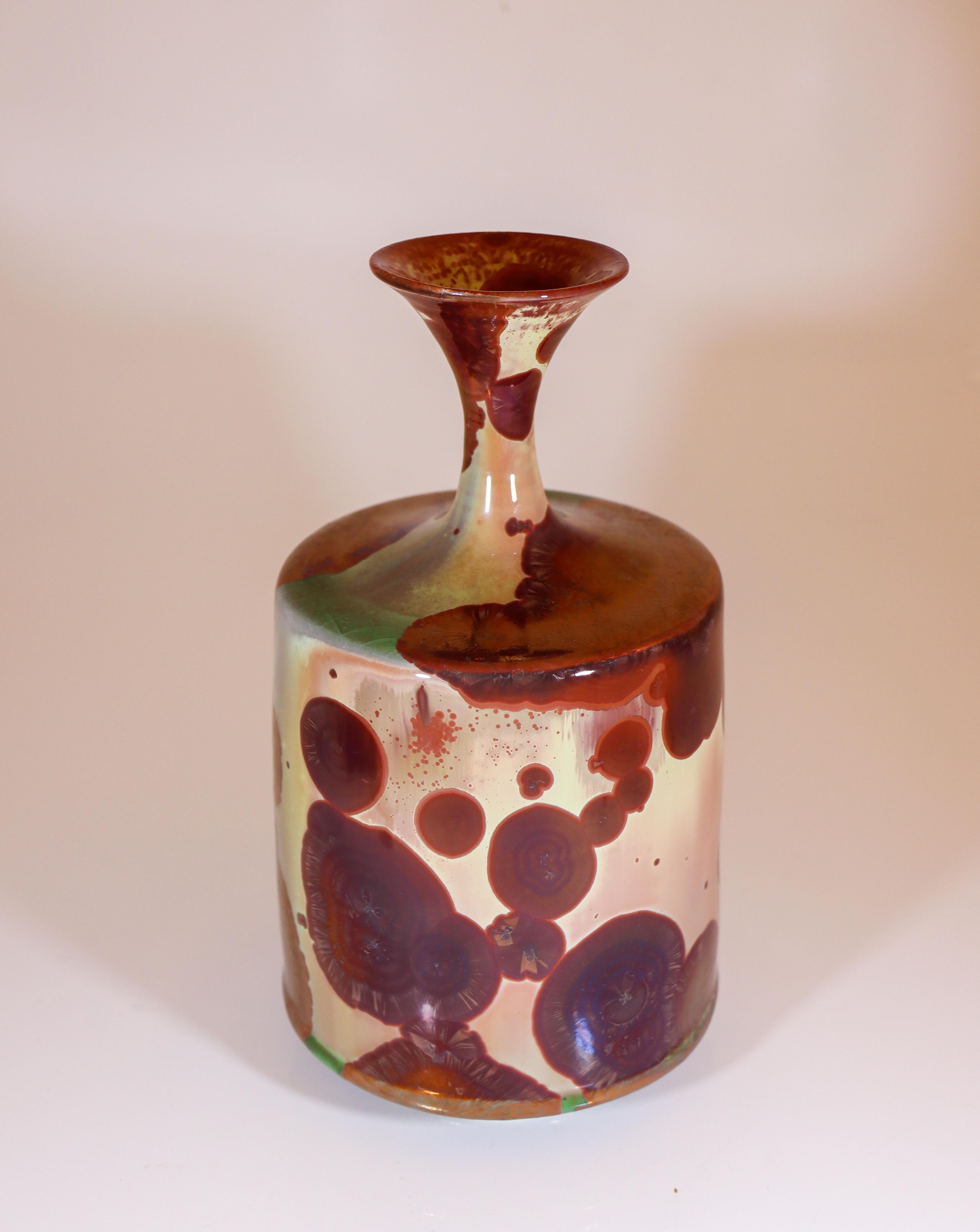 Un grazioso vaso in ceramica multicolore con una tonalità rosa e uno splendido smalto cristallino, disegnato da Isak Isaksson in Svezia. Il vaso è alto 22,5 cm (9