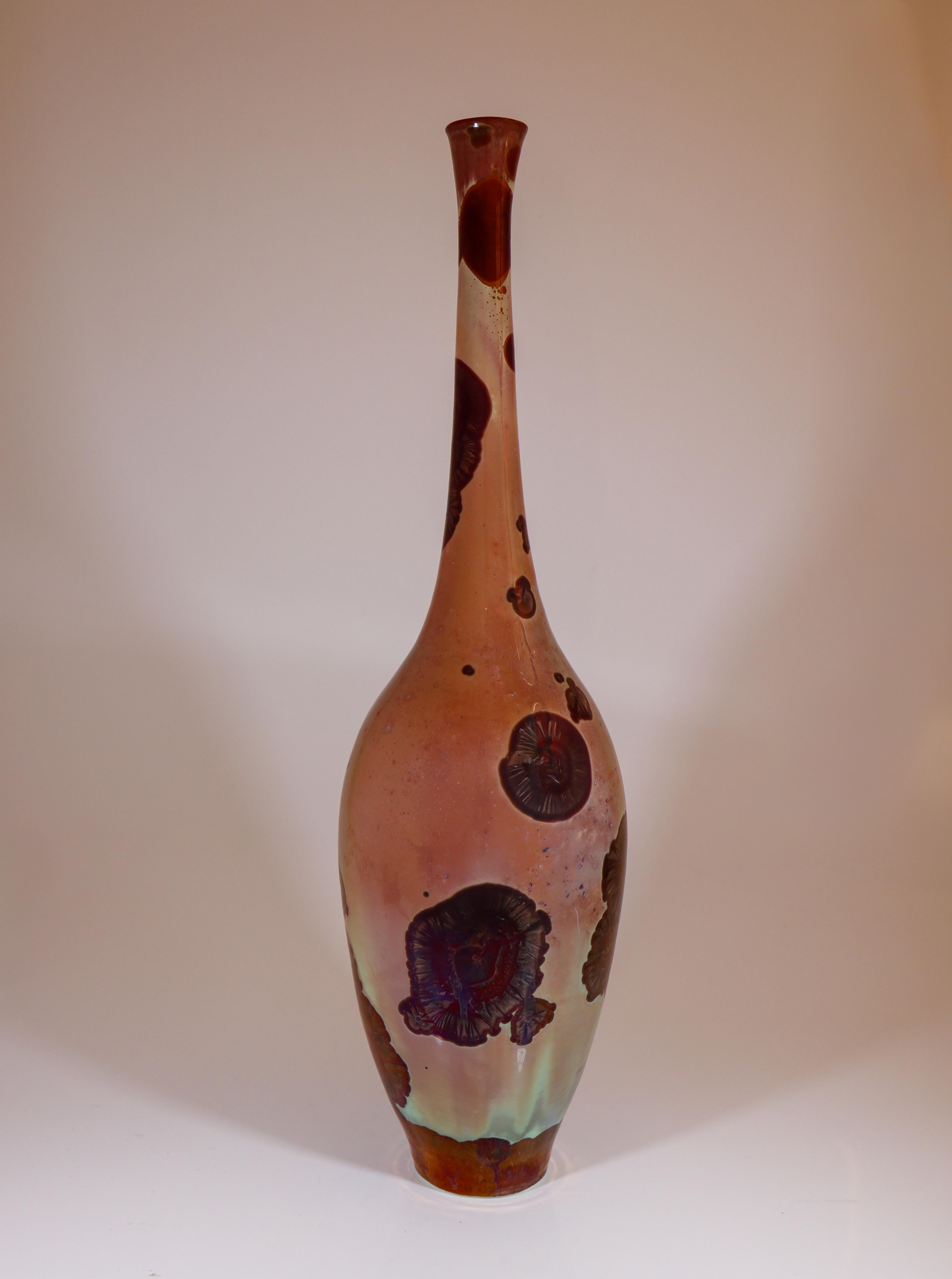 Céramique Isak Isaksson Vase en céramique rose brillant Glaçure cristalline Artiste contemporain en vente