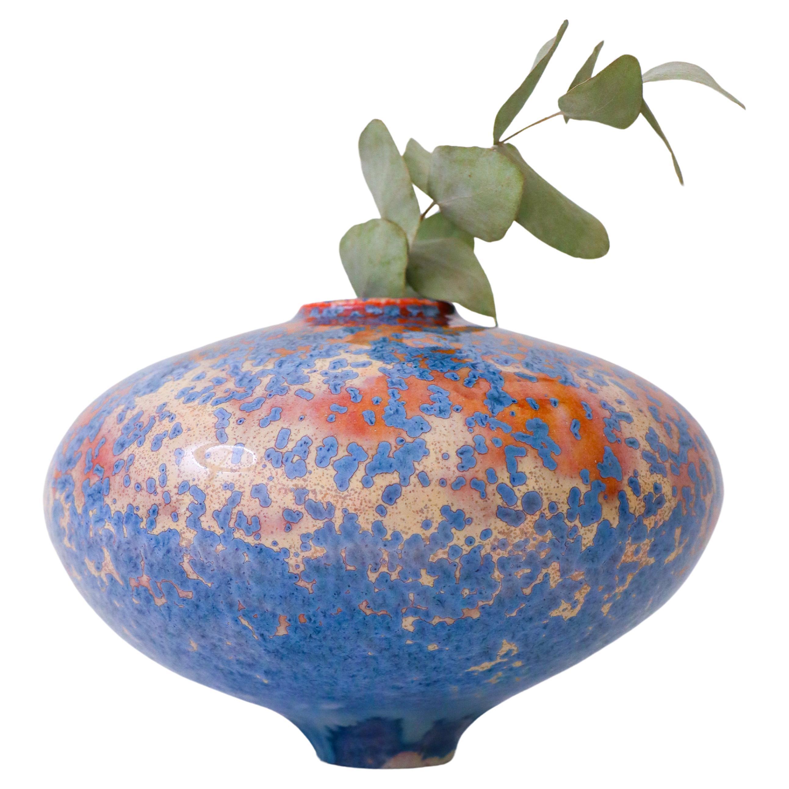 Isak Isaksson Vase en céramique rouge et bleu émail cristallin - Artistics contemporains