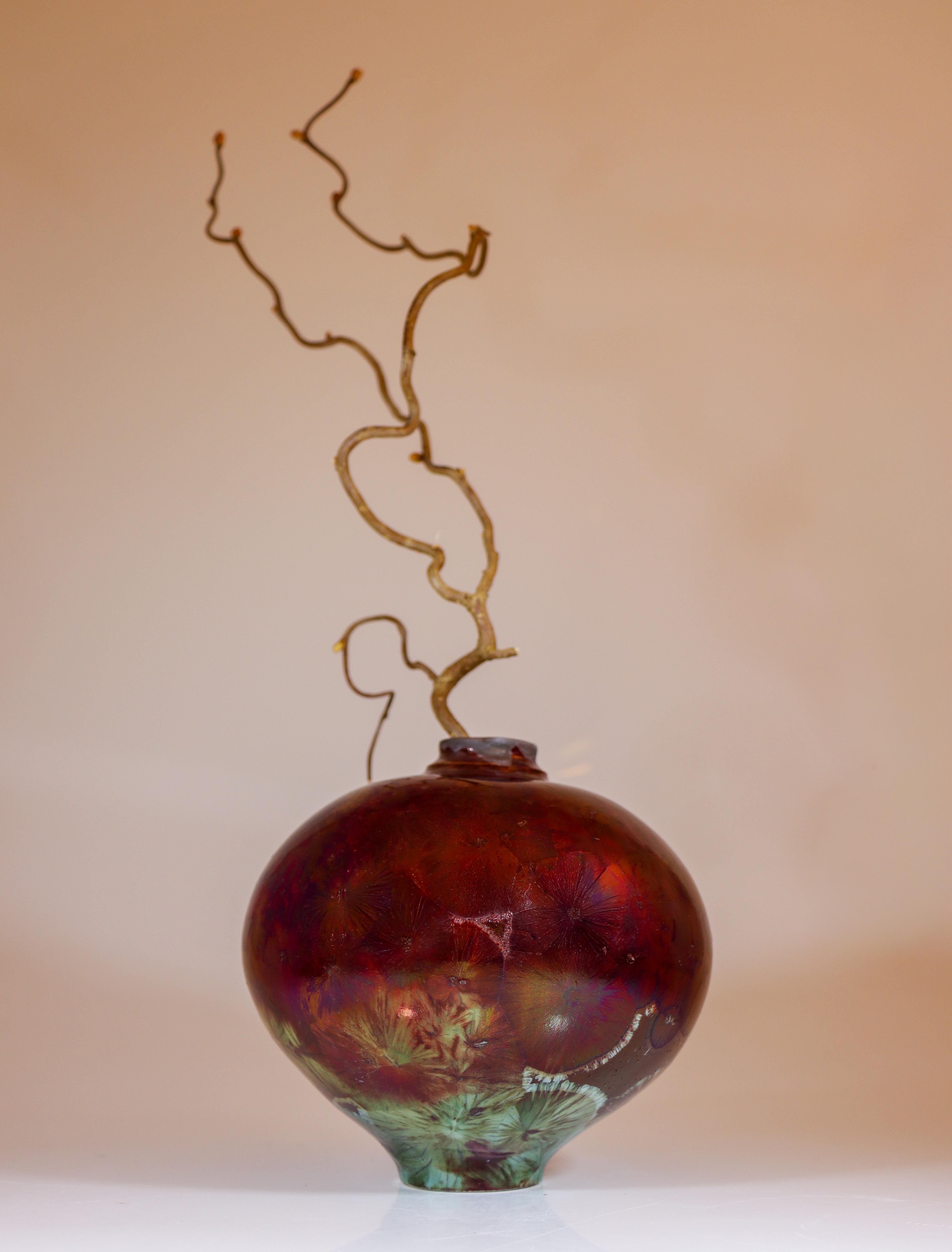 Un grazioso vaso in ceramica multicolore con una tonalità rossa e uno splendido smalto cristallino, disegnato da Isak Isaksson in Svezia. Il vaso è alto 14 cm e largo circa 14 cm ed è in ottime condizioni. Si tratta di un vaso unico realizzato a