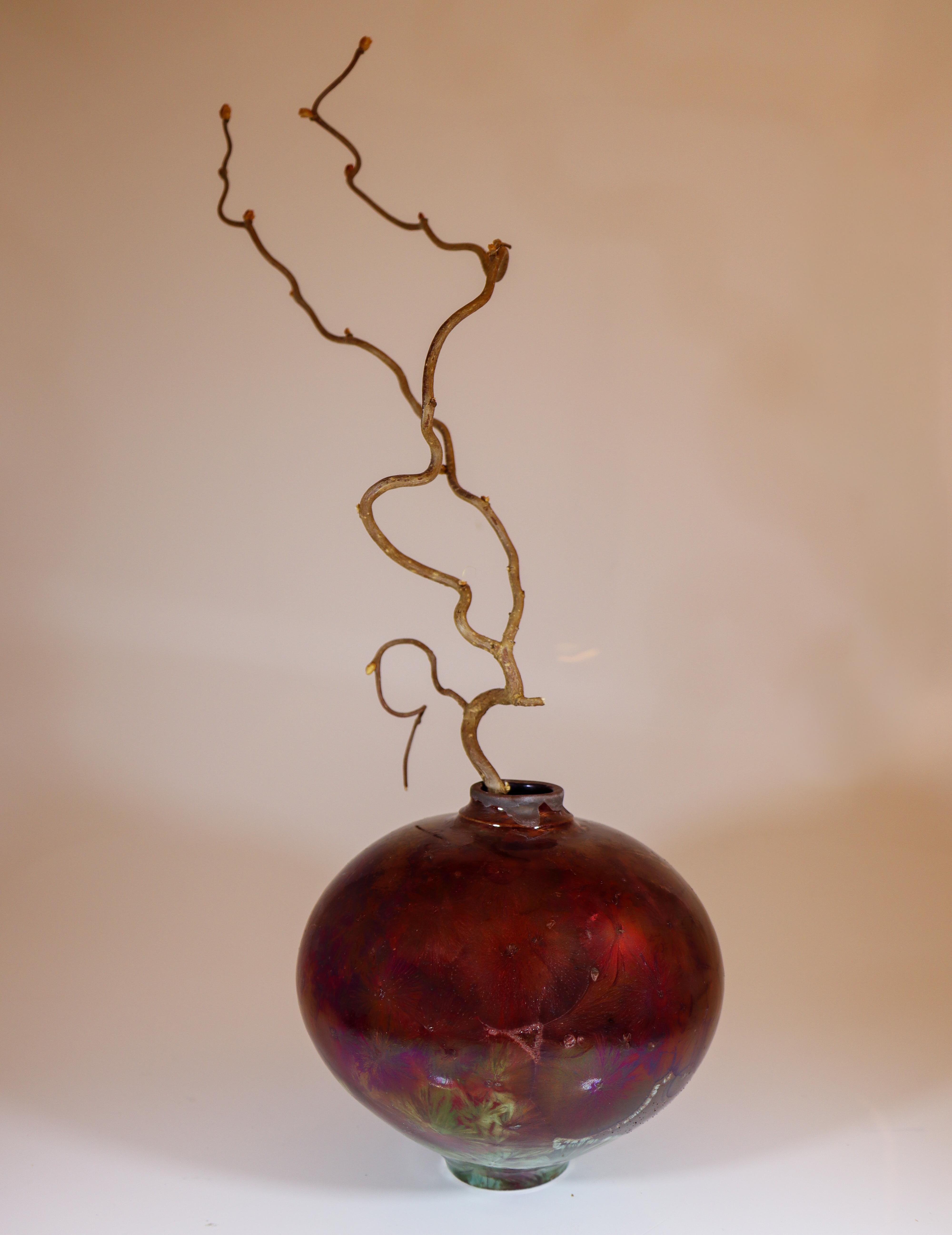 Scandinavo moderno Isak Isaksson Vaso in ceramica rossa lucida Smalto cristallino Artista contemporaneo in vendita