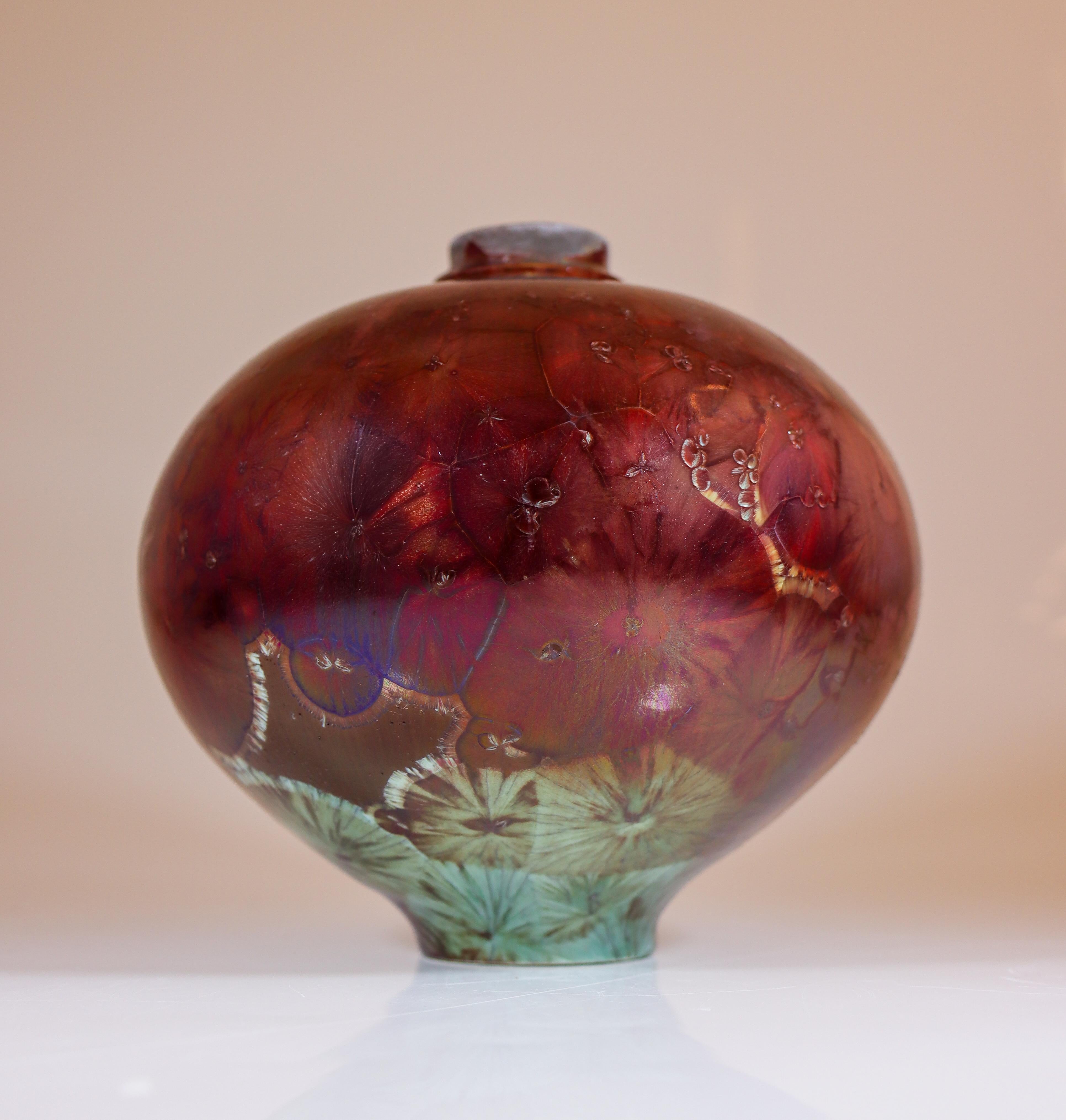 Smaltato Isak Isaksson Vaso in ceramica rossa lucida Smalto cristallino Artista contemporaneo in vendita