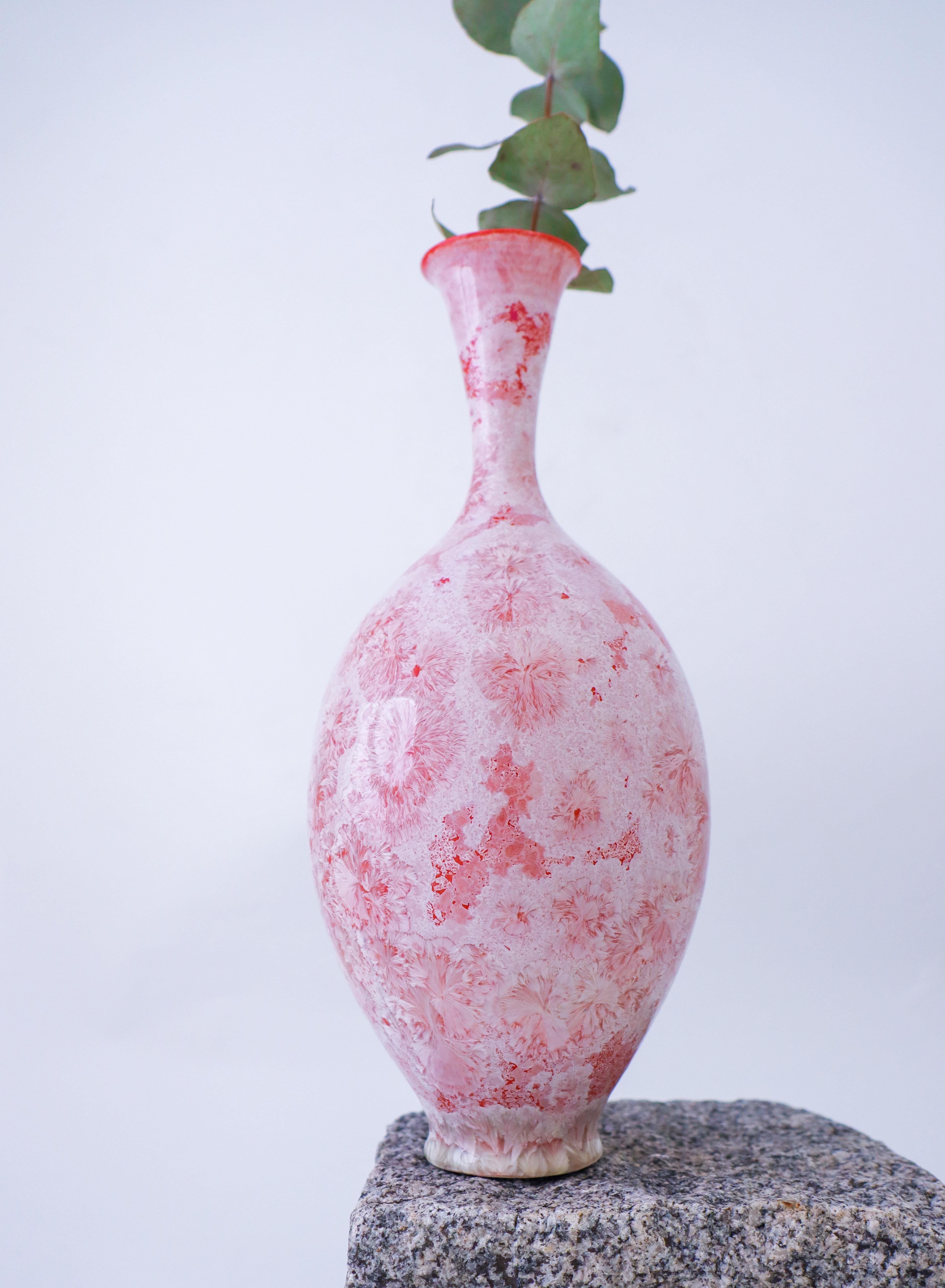 Un vase rouge et blanc avec une glaçure cristalline conçu par Isak Isaksson en Suède. Le vase mesure 30 cm de haut et environ 12 cm de diamètre. Il est en excellent état. Il s'agit d'un vase unique, tourné à la main par Isak Isaksson. Il est signé