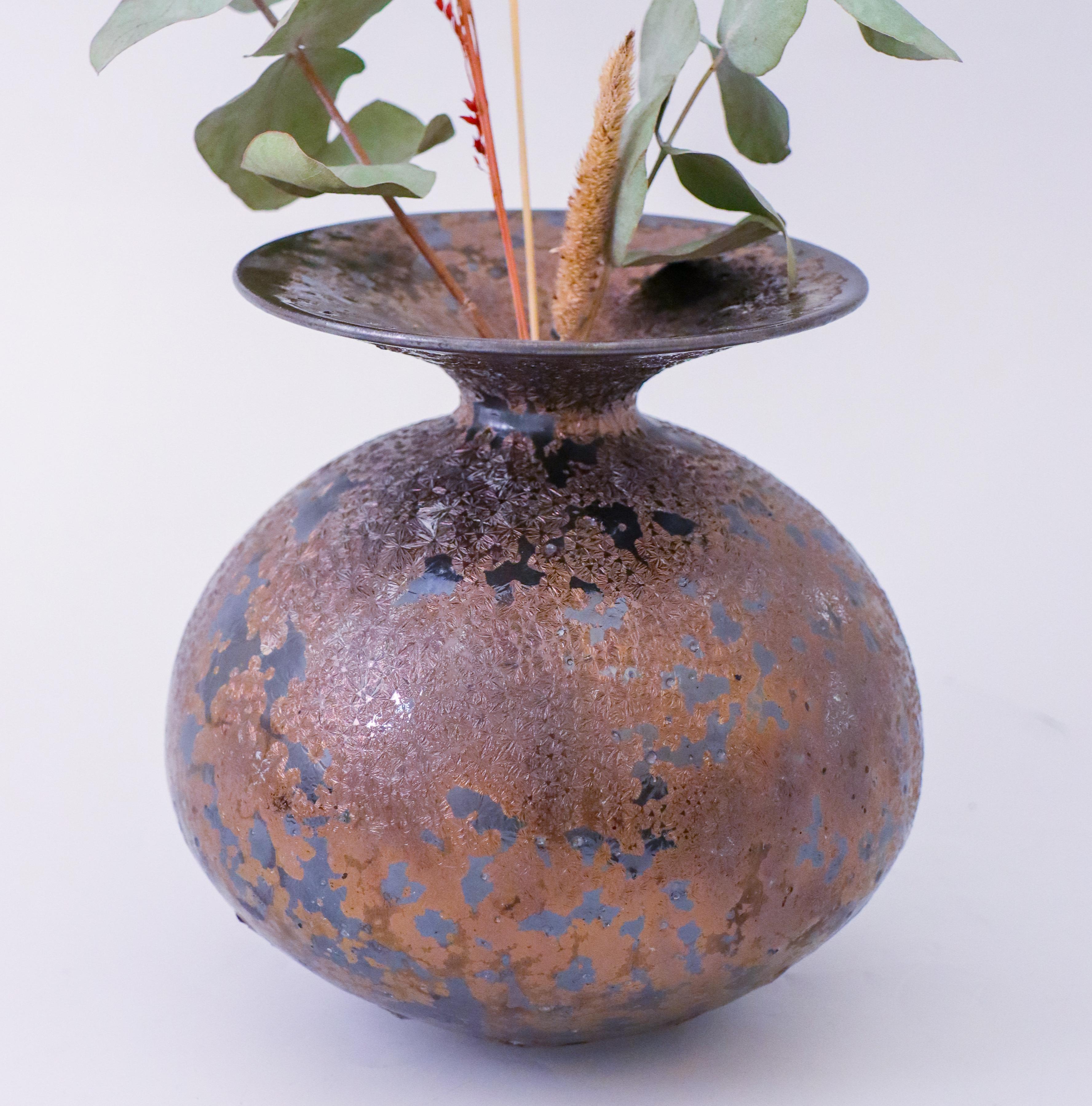 Eine schöne und einzigartige Vase in einer glänzenden braunen/goldenen kristallinen Glasur, die der zeitgenössische schwedische Künstler Isak Isaksson in seinem eigenen Atelier entworfen hat. Wenn Licht darauf fällt, funkelt die Glasur. Die Vase ist