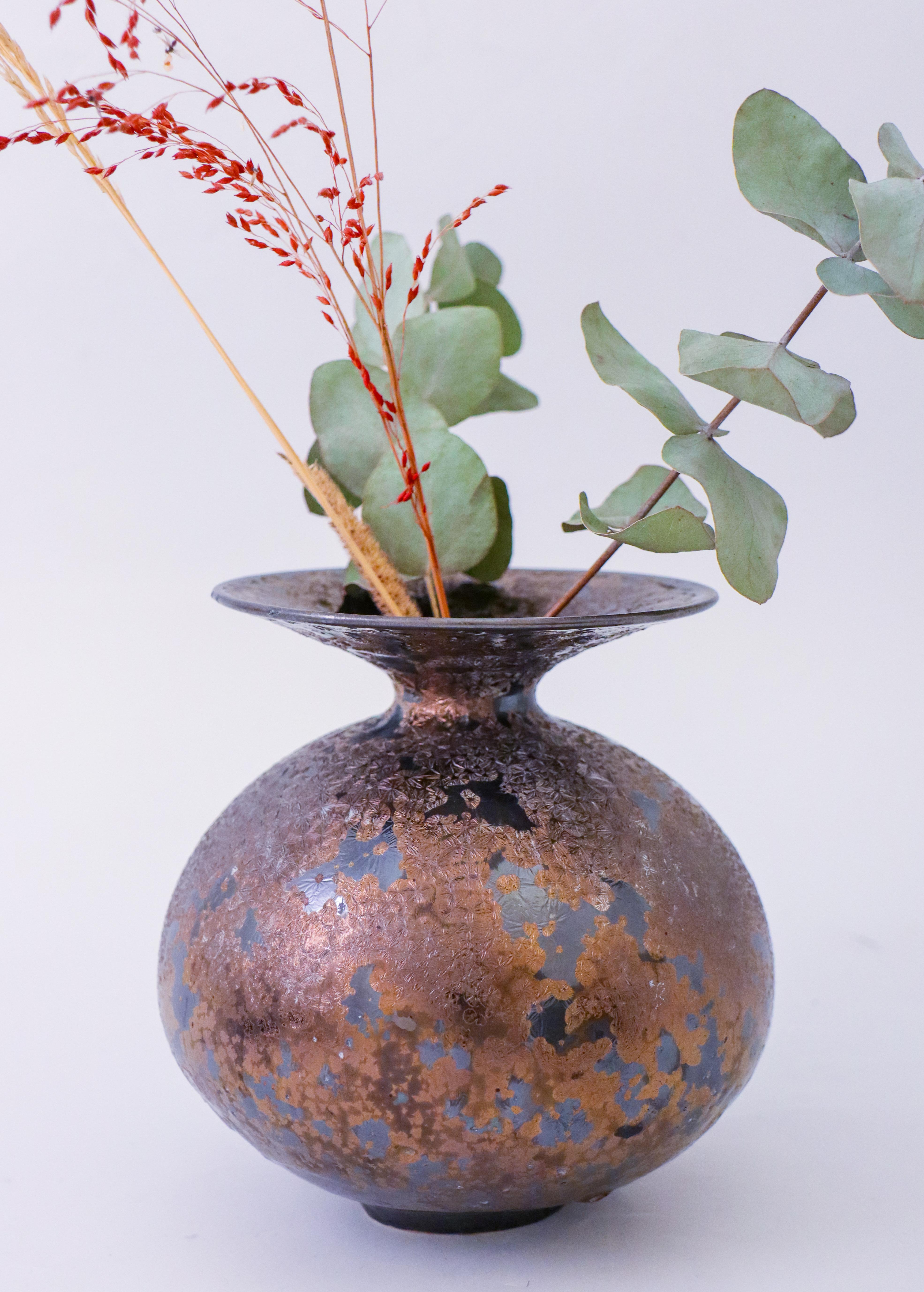 Isak Isaksson, glänzende braune / goldene Vase, zeitgenössischer schwedischer Keramiker (Skandinavische Moderne) im Angebot