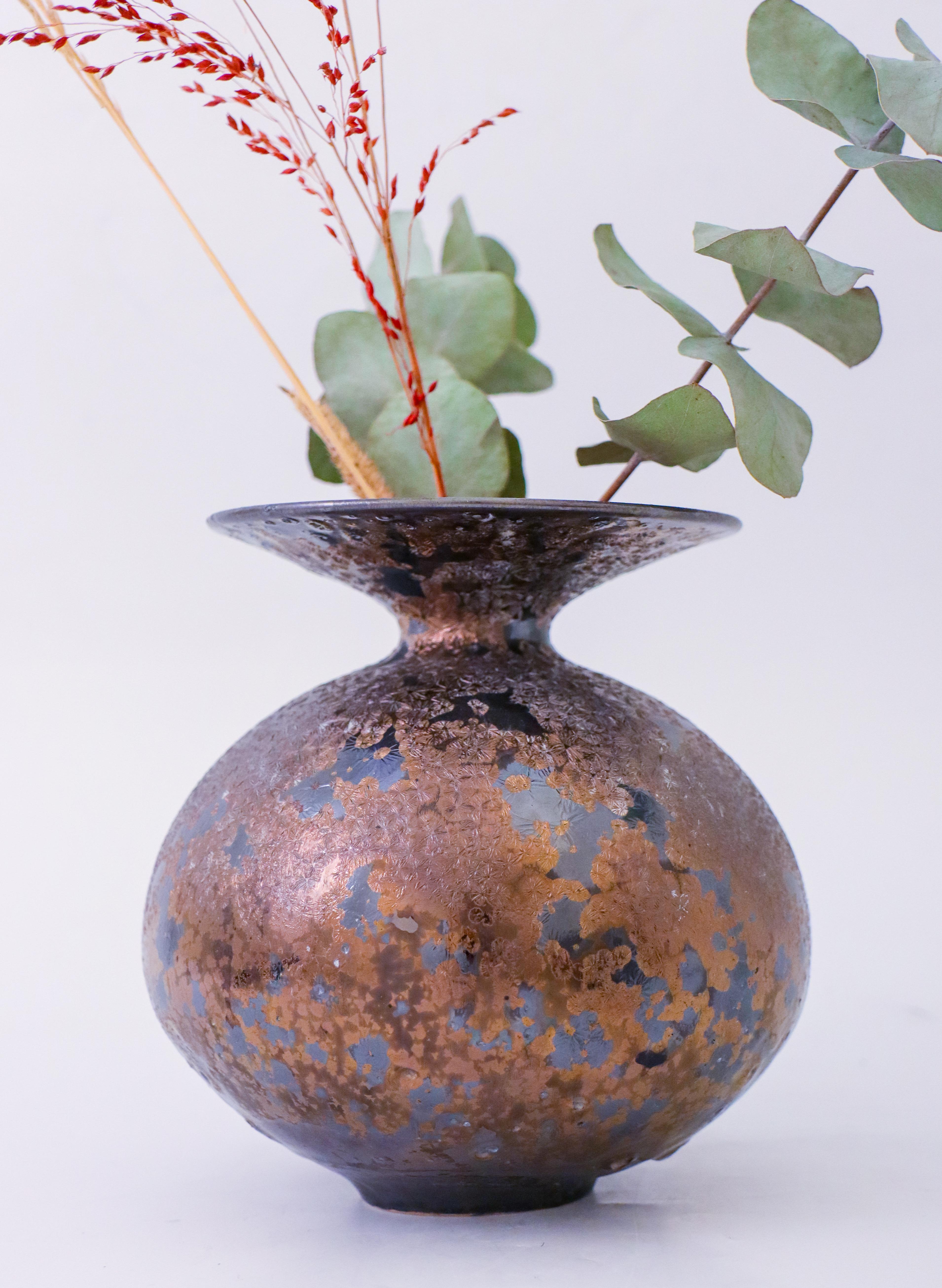 Isak Isaksson, glänzende braune / goldene Vase, zeitgenössischer schwedischer Keramiker (Schwedisch) im Angebot