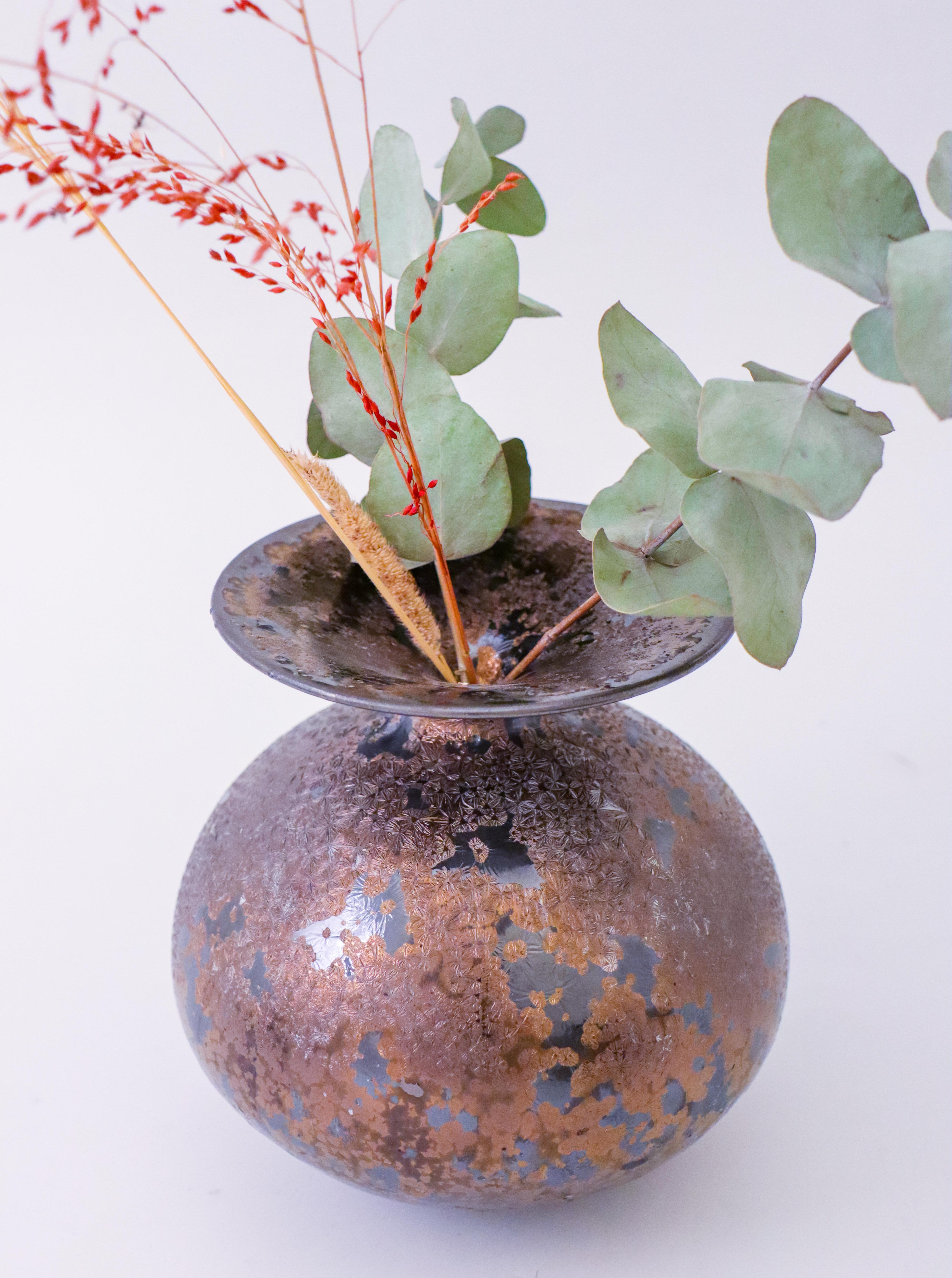 Isak Isaksson, glänzende braune / goldene Vase, zeitgenössischer schwedischer Keramiker (Glasiert) im Angebot