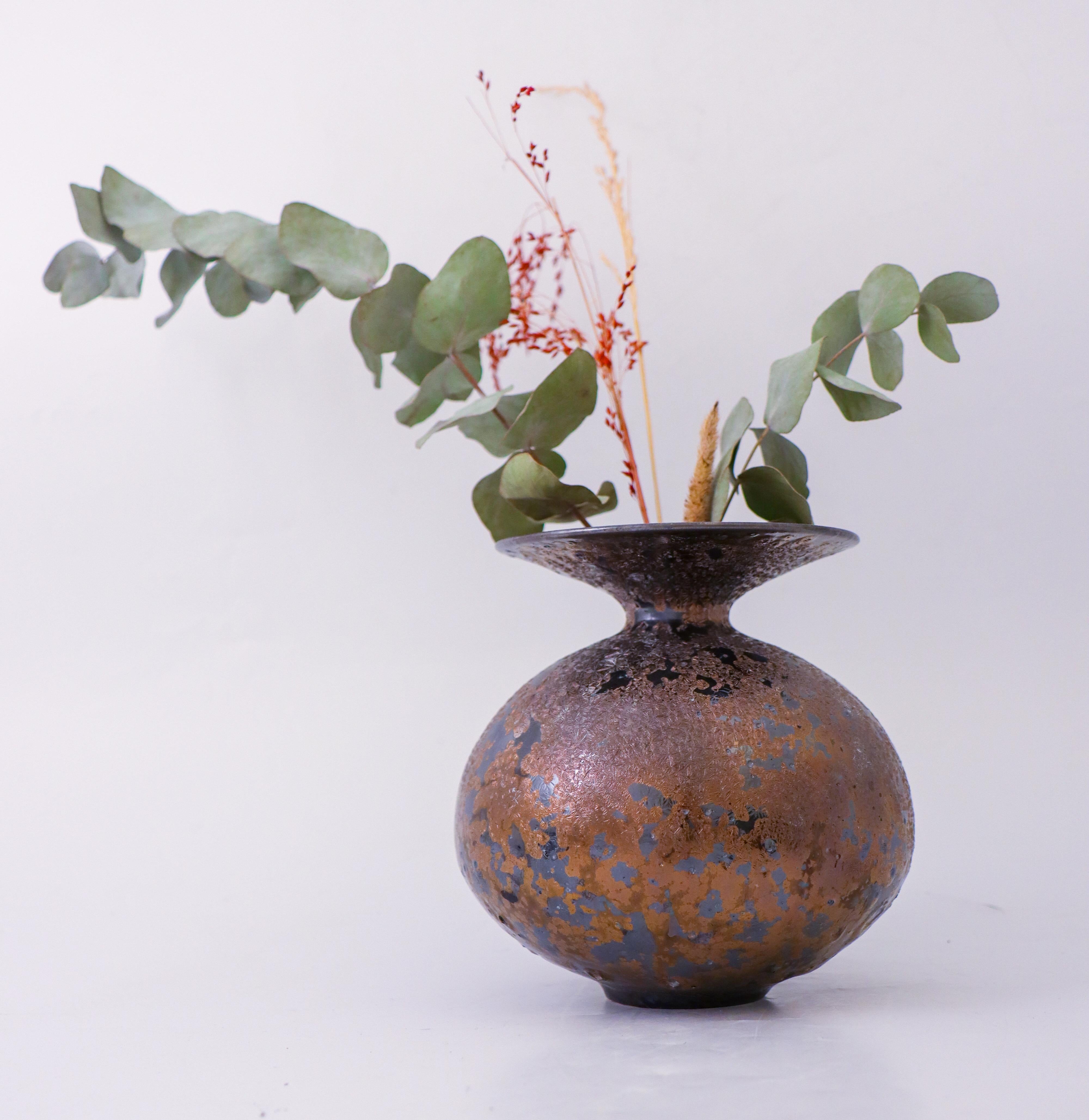 Isak Isaksson, glänzende braune / goldene Vase, zeitgenössischer schwedischer Keramiker im Zustand „Hervorragend“ im Angebot in Stockholm, SE